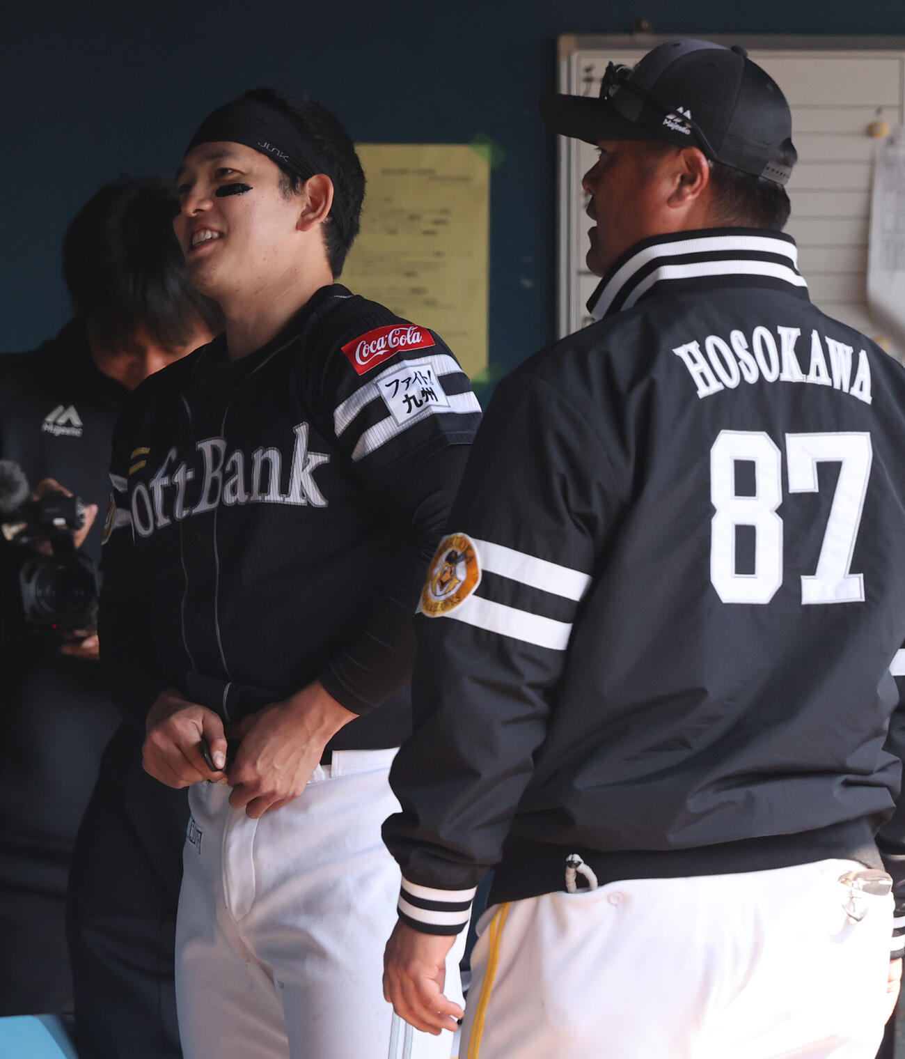 紅白戦で2回、捕手として出場したソフトバンク栗原はベンチで細川コーチと話をする（撮影・梅根麻紀）