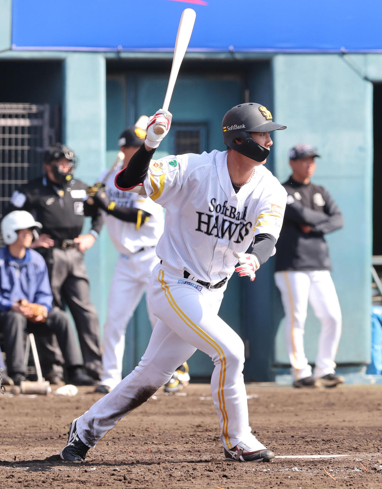 紅白戦　4回裏白2死、秋広は中前打を放つ（撮影・梅根麻紀）