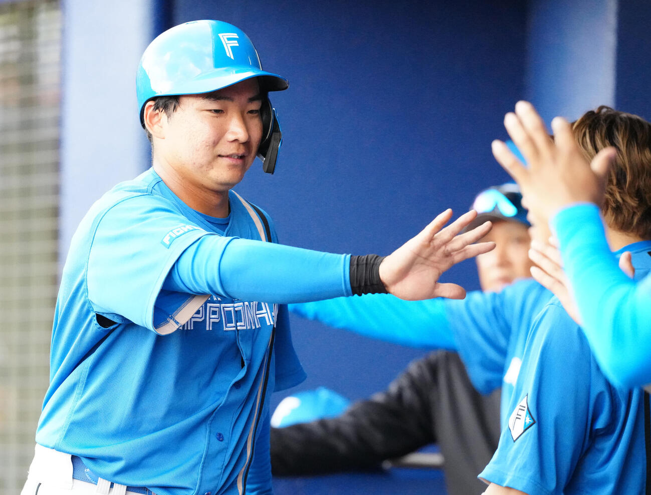 中日対日本ハム　8回表日本ハム無死二、三塁、野村の2点適時二塁打で生還しタッチを交わす三塁走者の山県（撮影・江口和貴）