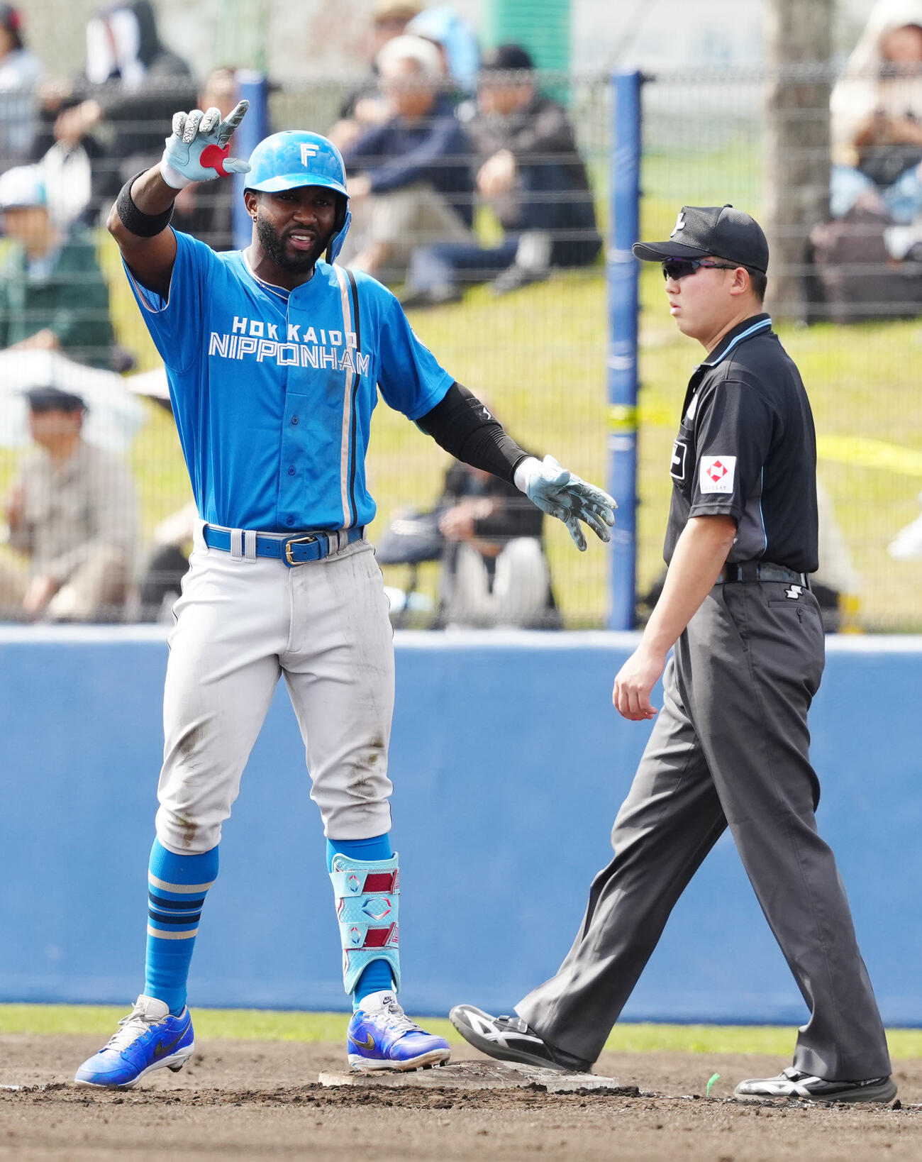 中日対日本ハム　3回表日本ハム1死一塁、右前打を放ったカストロ（左）（撮影・江口和貴）