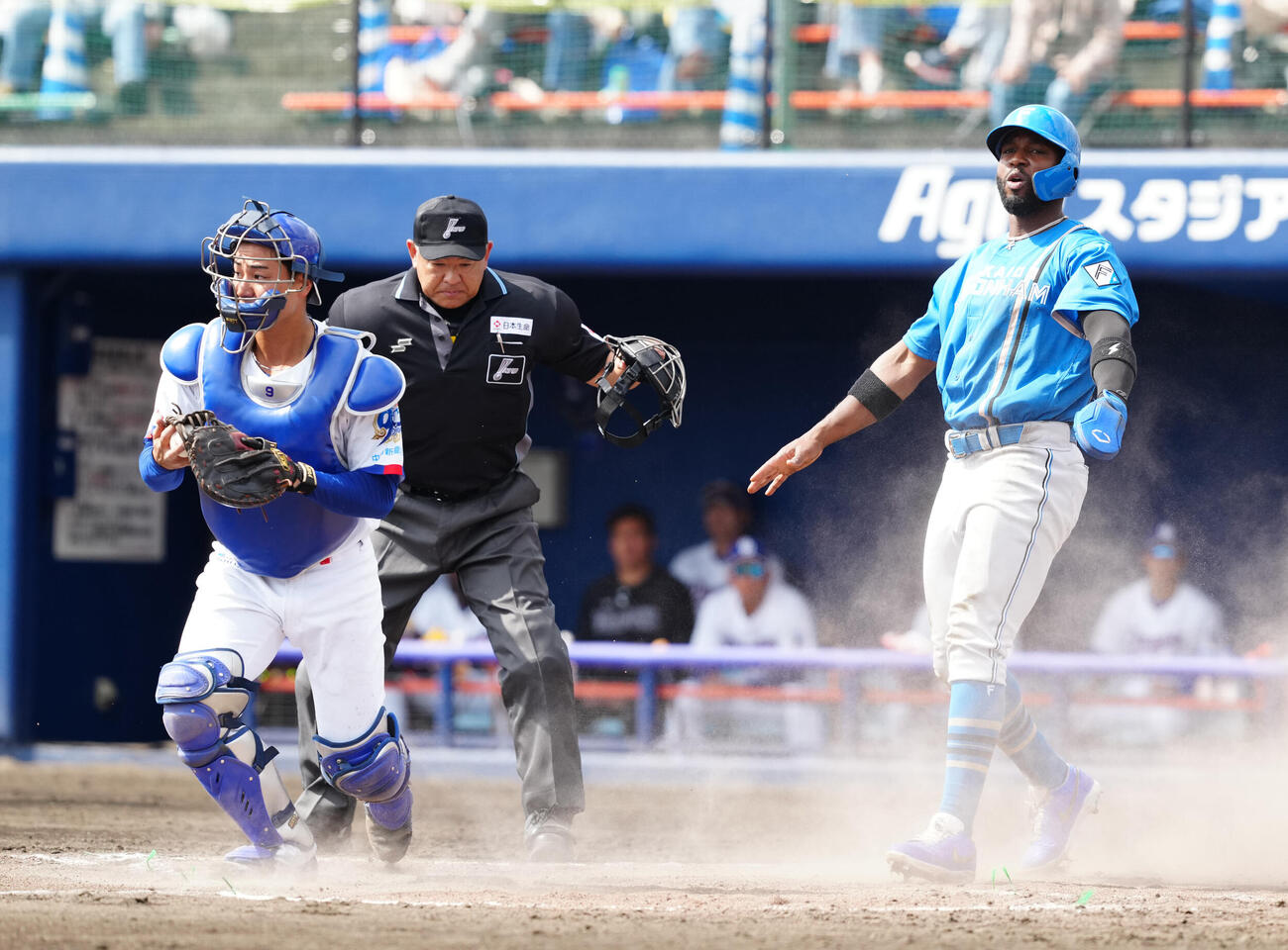 中日対日本ハム　3回表日本ハム1死一、二塁、水野の2点適時三塁打で生還した一塁走者のカストロ（右）（撮影・江口和貴）