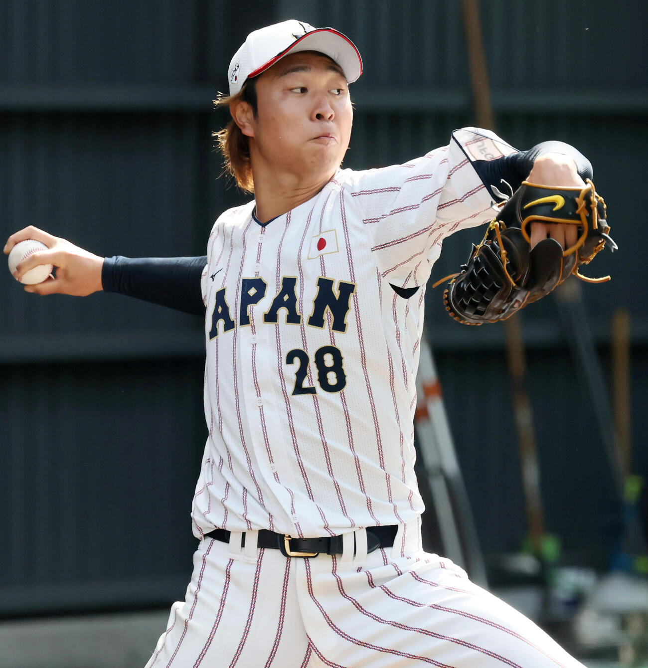 ブルペンで投球練習する高橋宏（撮影・加藤哉）