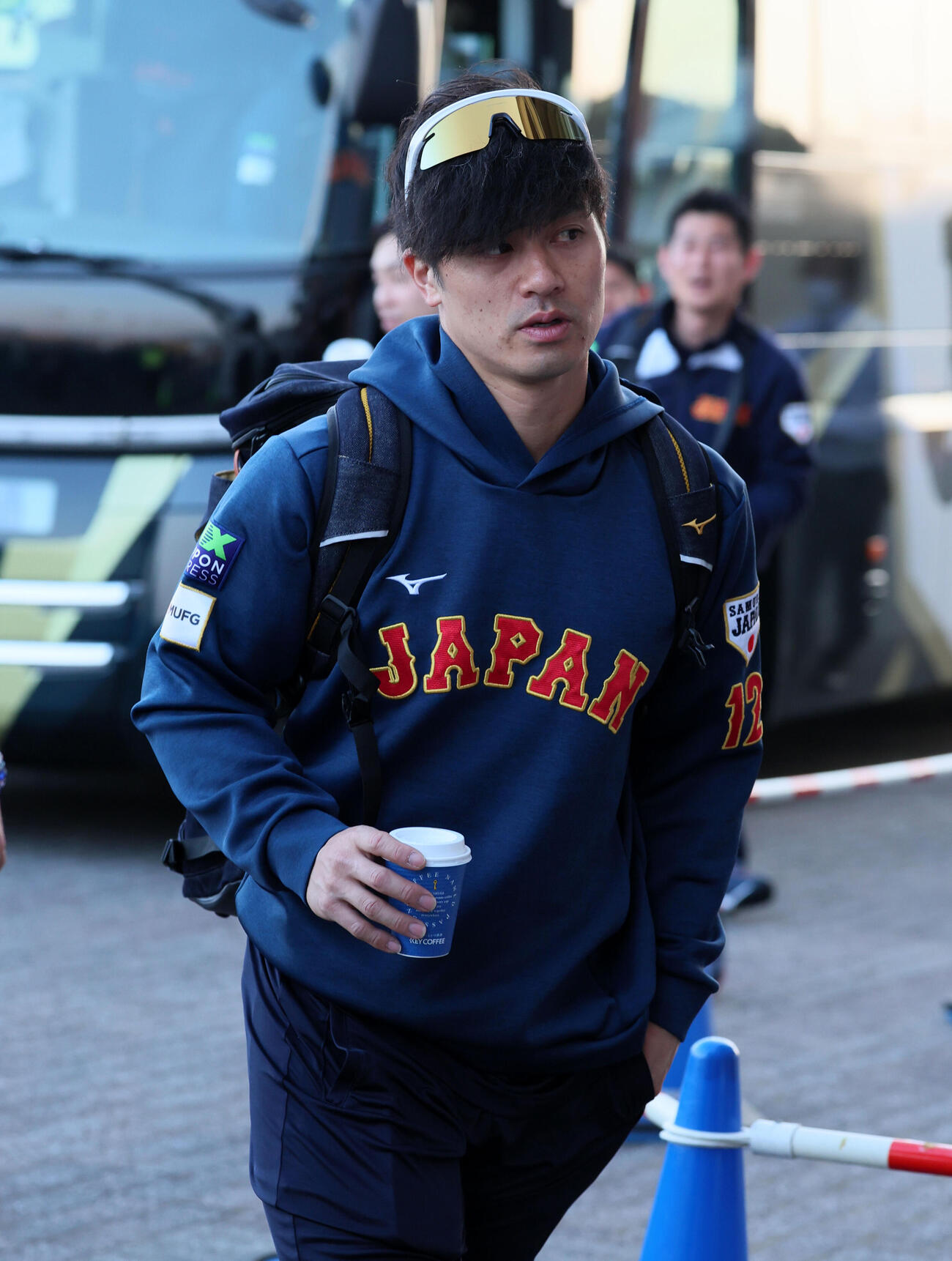 朝1番目のバスで球場に到着した侍ジャパン坂本（撮影・加藤哉）