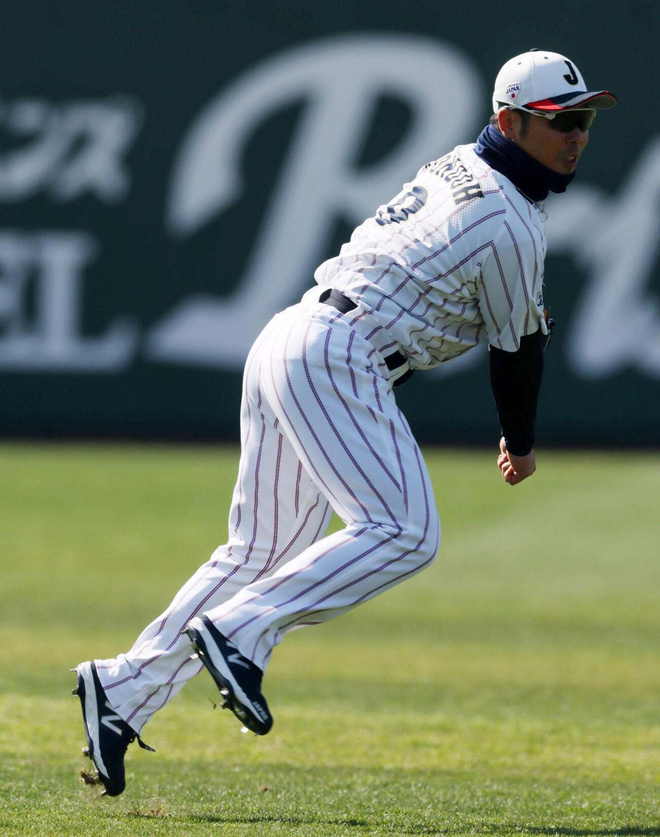 侍ジャパン近藤はシートノックで左翼を守る（撮影・加藤哉）