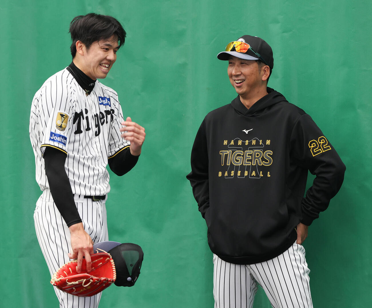 ブルペンで投球を終えた阪神才木（左）と話す藤川監督（撮影・上山淳一）