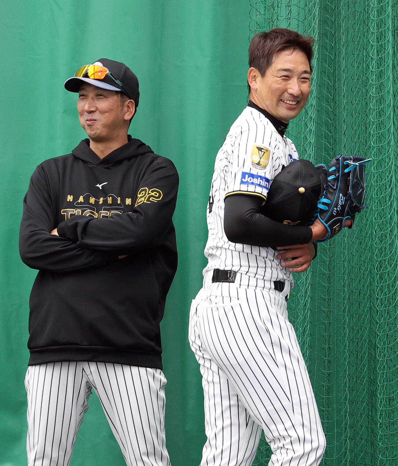 ブルペンで投球を終えた阪神岩崎（右）は藤川監督と笑顔で話す（撮影・上山淳一）