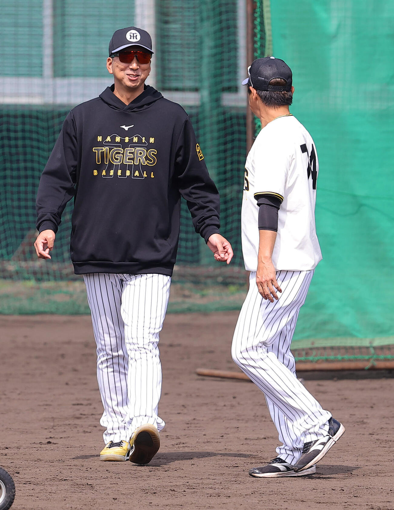 藤本コーチ（右）と笑顔で話をする藤川監督（撮影・上田博志）