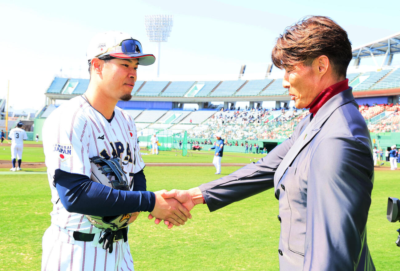 球場を訪れた糸井氏（右）とあいさつする侍ジャパン佐藤（撮影・加藤哉）