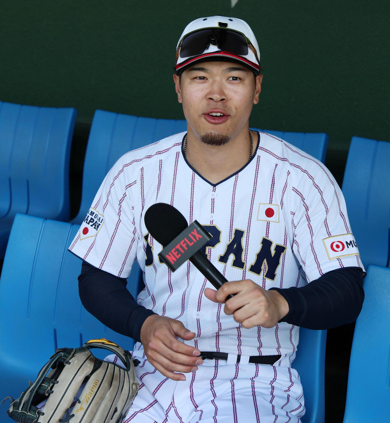 マイクを手にする侍ジャパン佐藤（撮影・加藤哉）