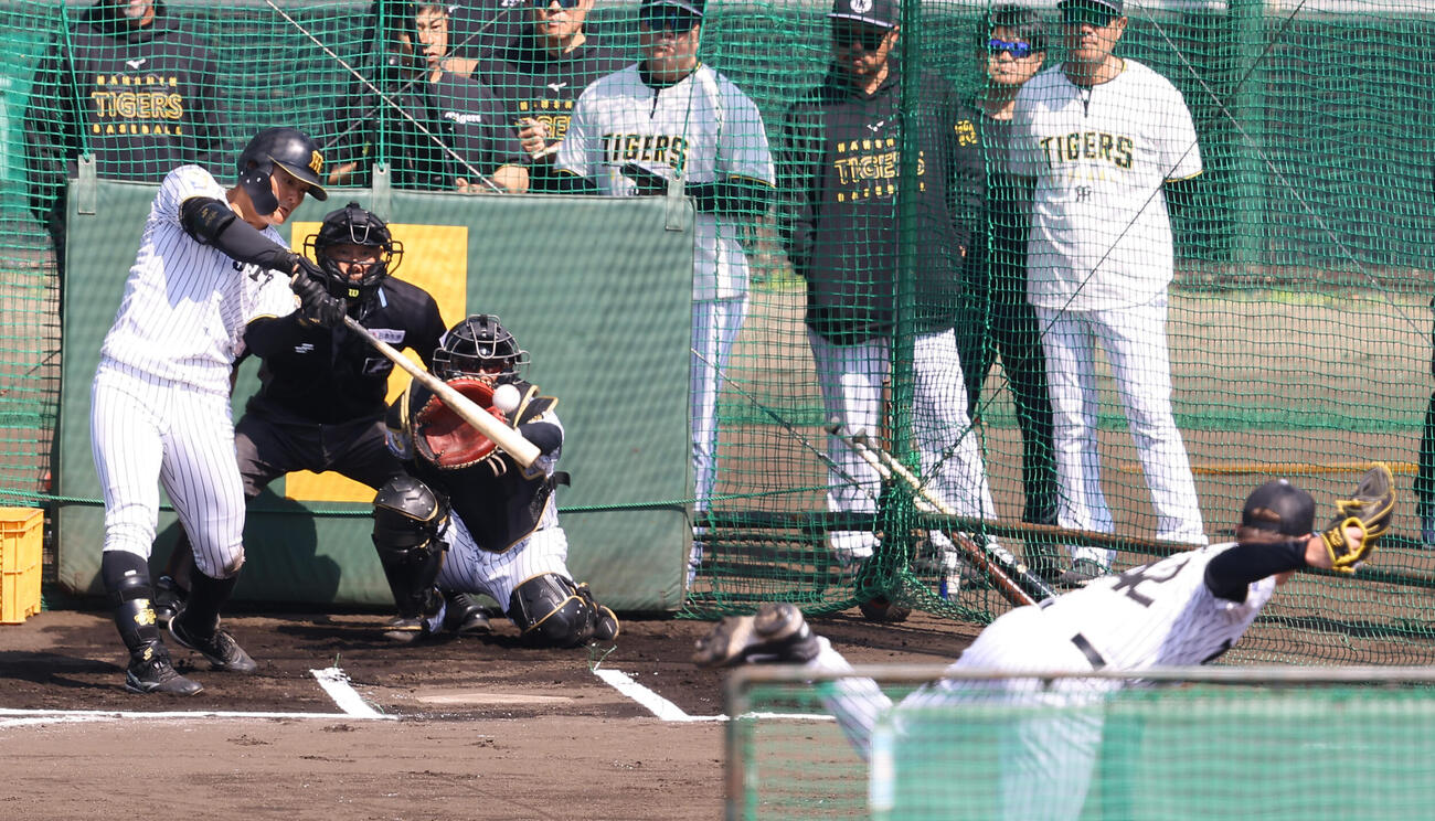 ライブBPでルーカスと対戦した前川は左中間へ安打を放つ（撮影・上田博志）