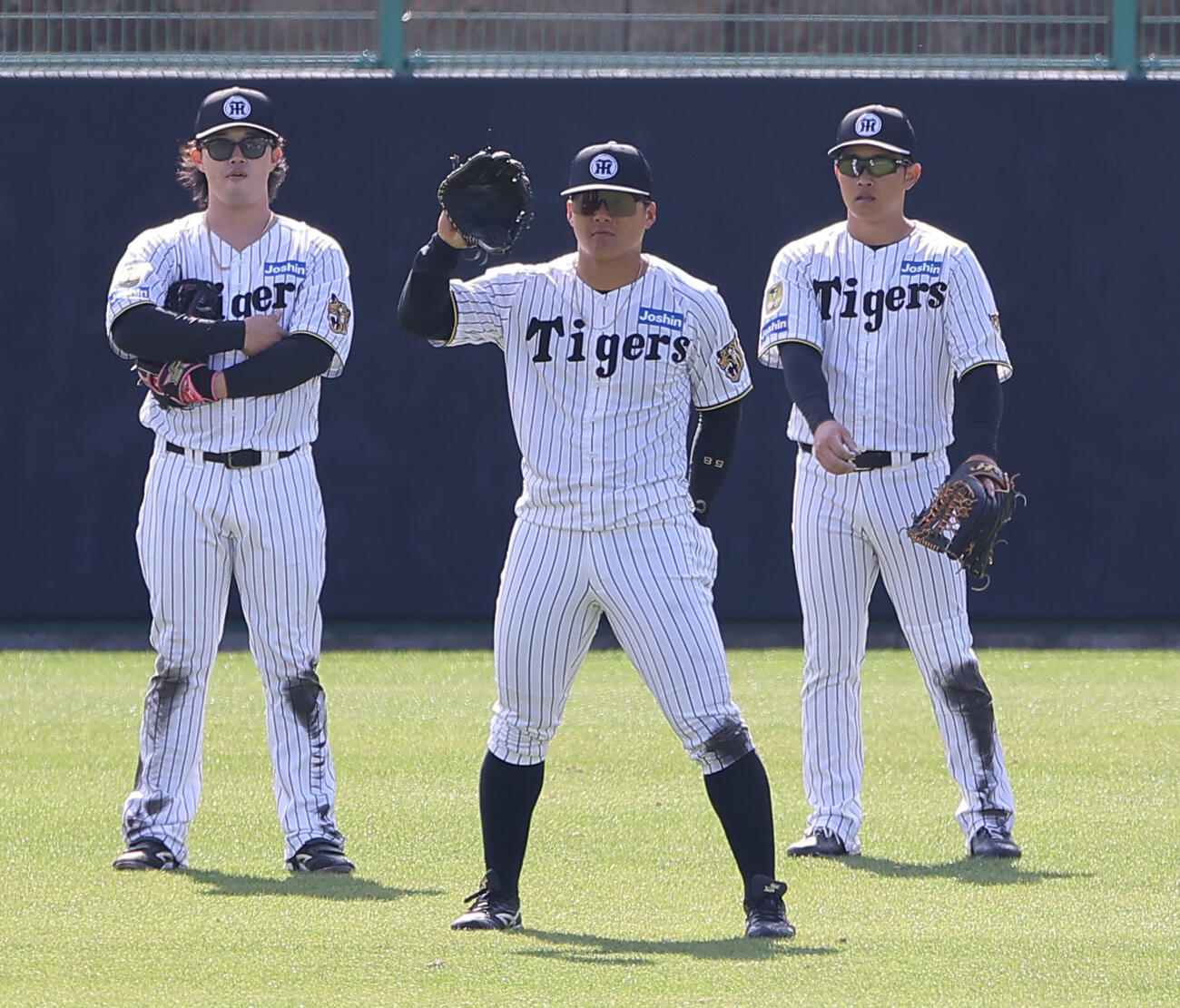 左翼守備練習をする左から浜田、前川、中川（撮影・上田博志）