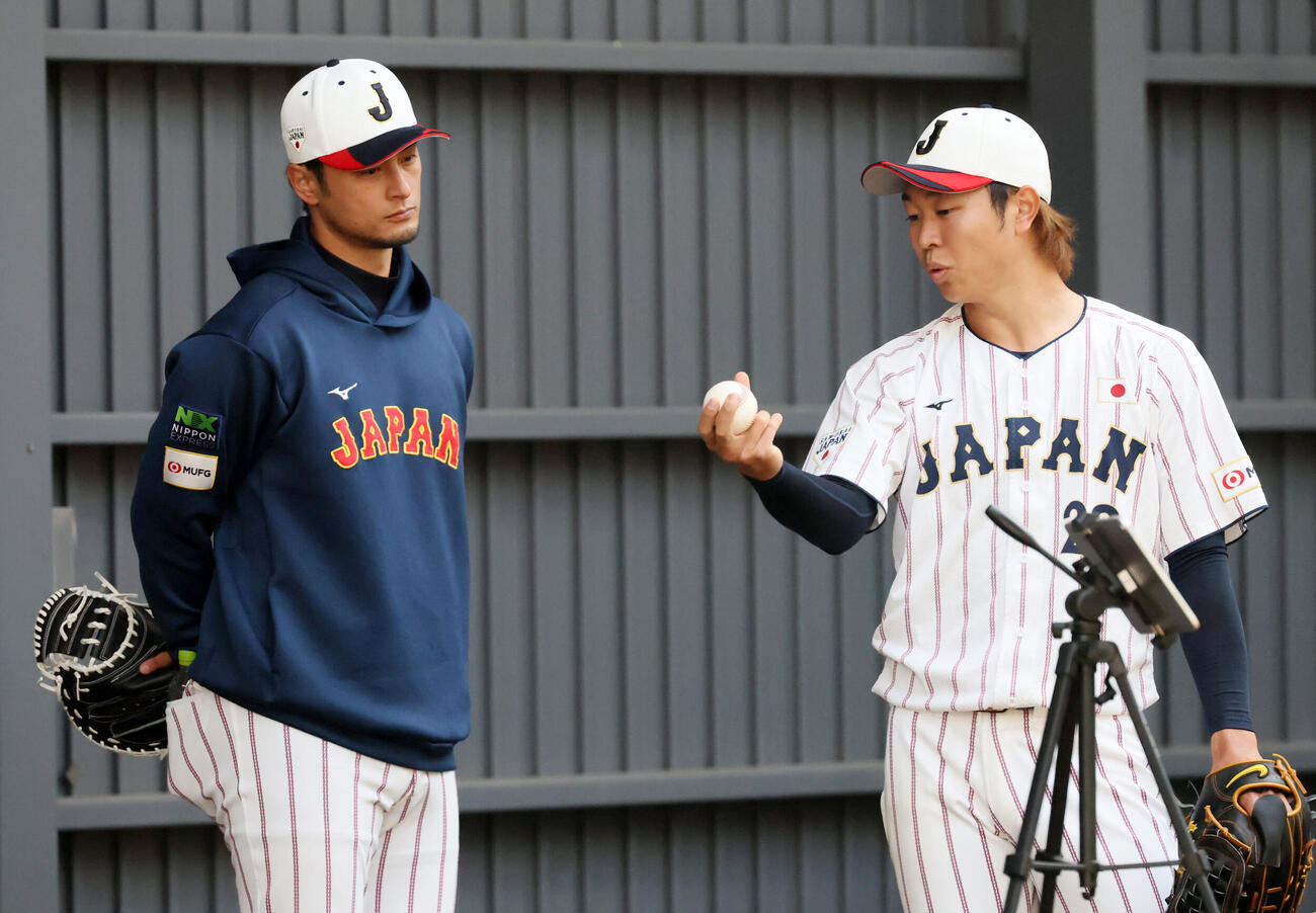 ブルペンで投球練習する侍ジャパン高橋宏（右）はアドバイザーのダルビッシュと言葉をかわす（撮影・加藤哉）