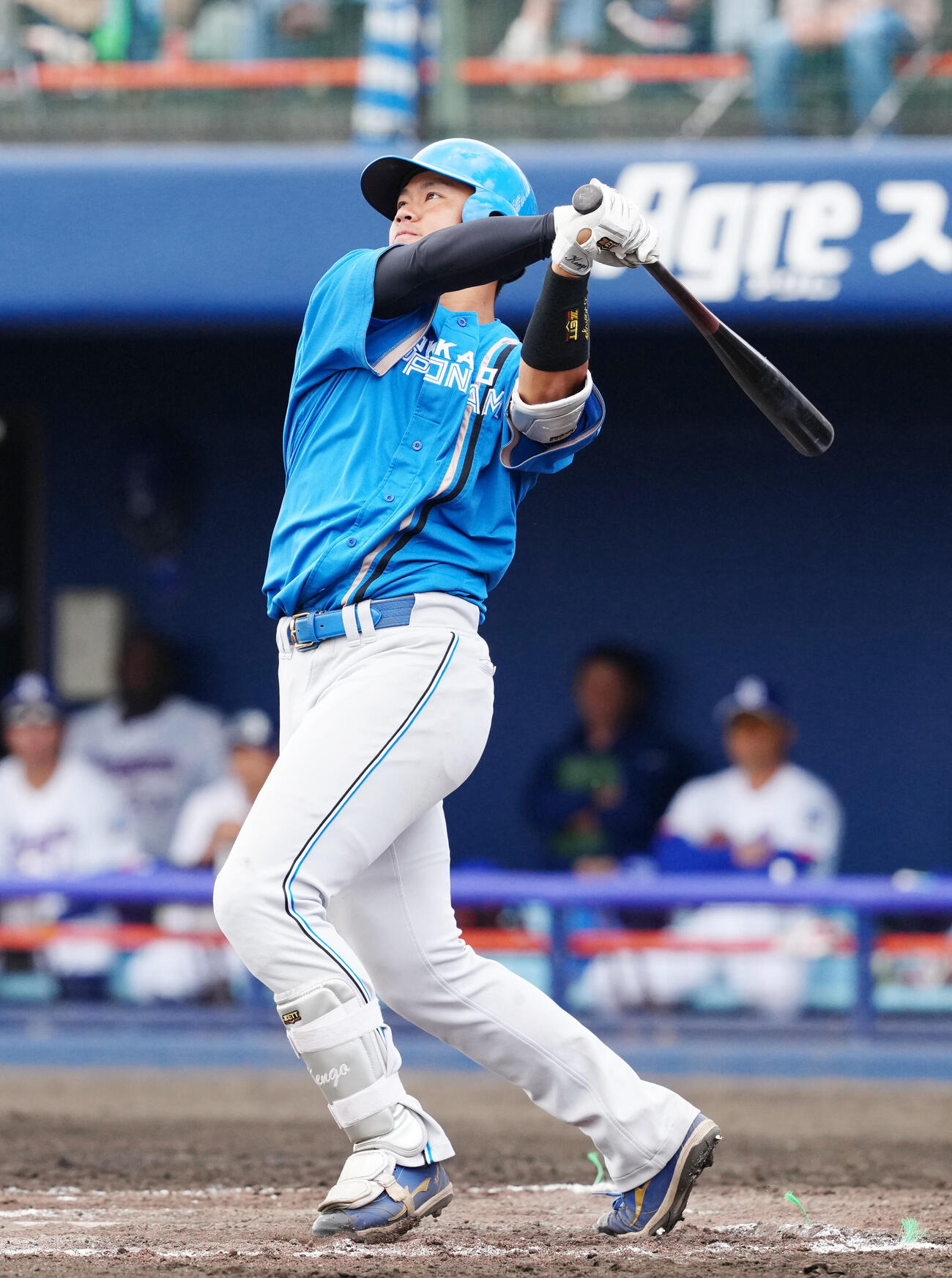 中日対日本ハム　6回表日本ハム2死一塁、2点本塁打を放つ吉田（撮影・江口和貴）