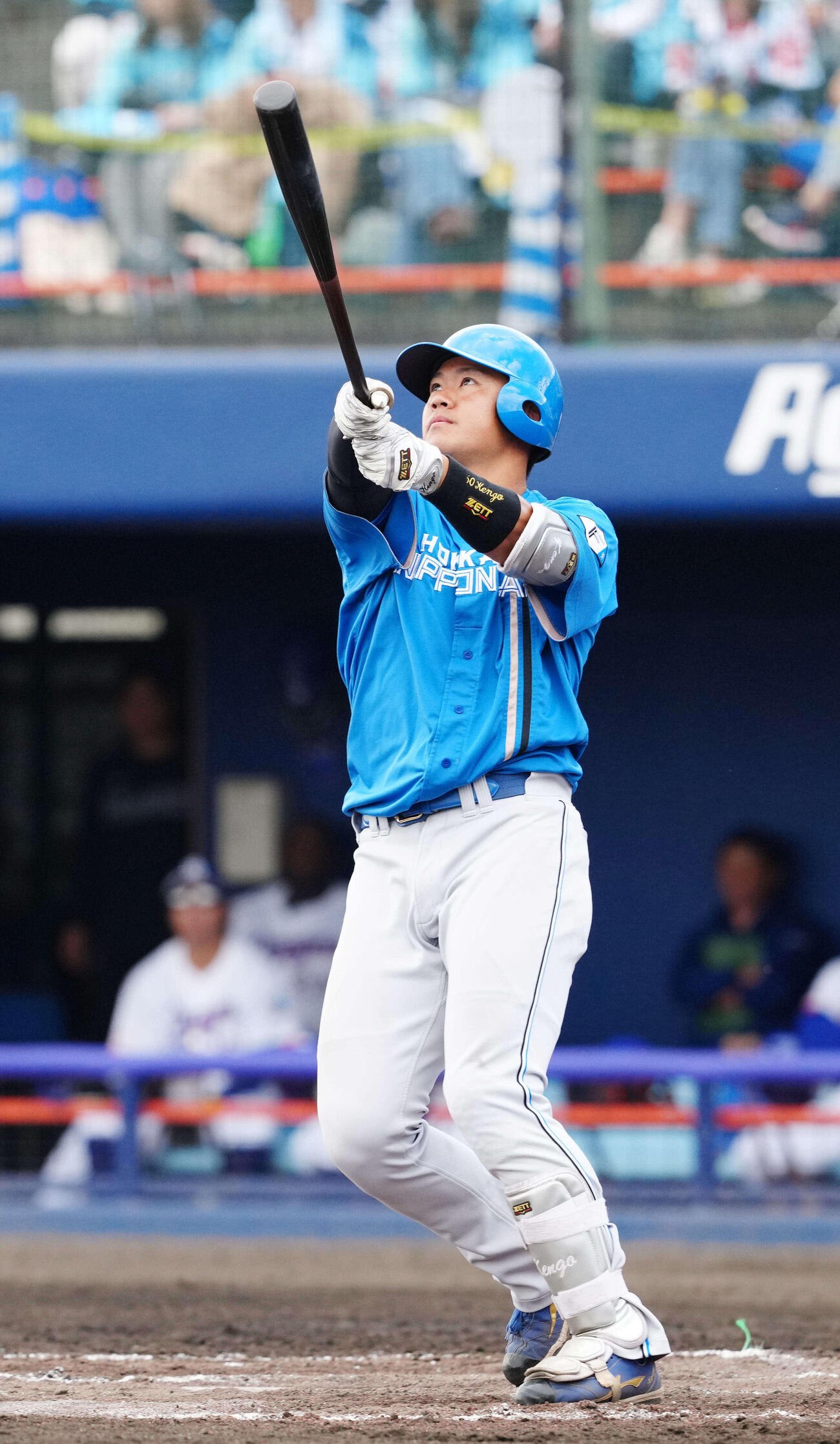 中日対日本ハム　6回表日本ハム2死一塁、2点本塁打を放つ吉田（撮影・江口和貴）