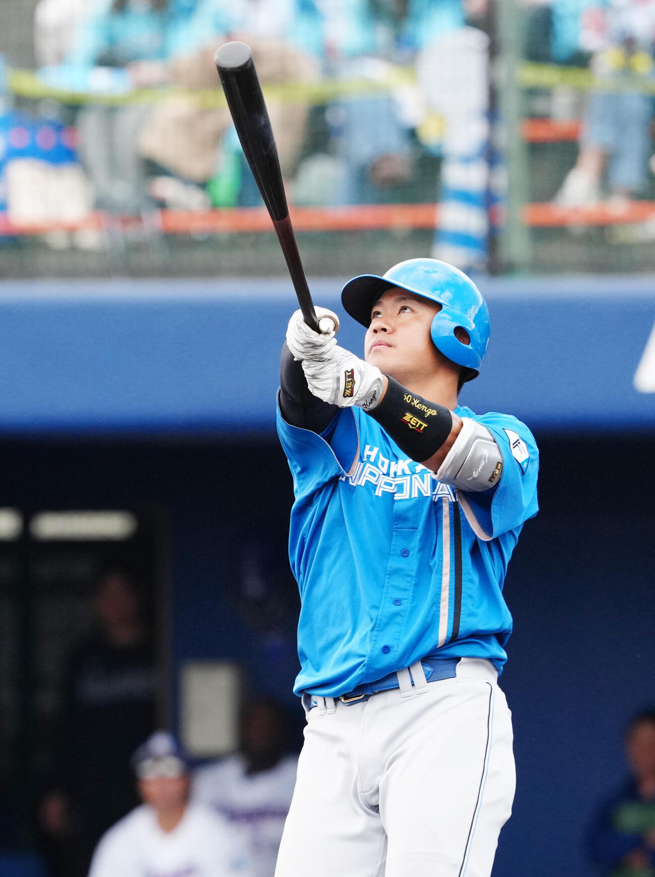 中日対日本ハム　6回表日本ハム2死一塁、2点本塁打を放つ吉田（撮影・江口和貴）