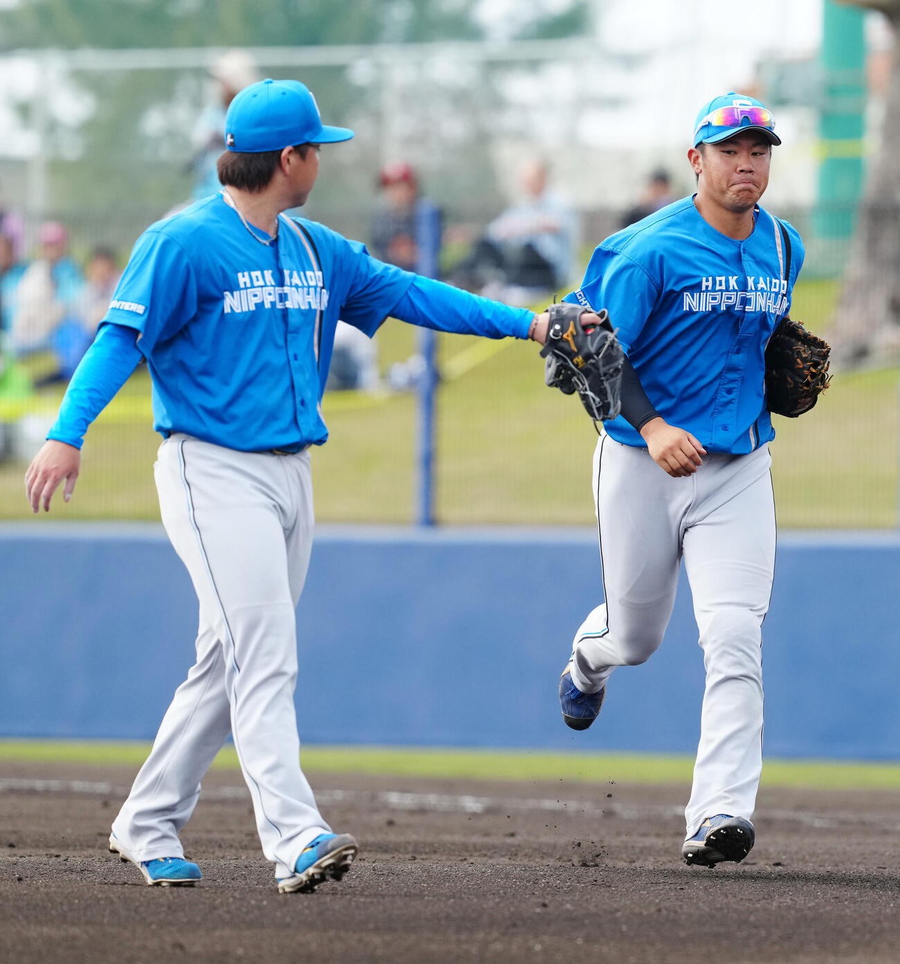 中日対日本ハム　2回裏終了後、ベンチに引き揚げる日本ハム一塁手の吉田（右）（撮影・江口和貴）