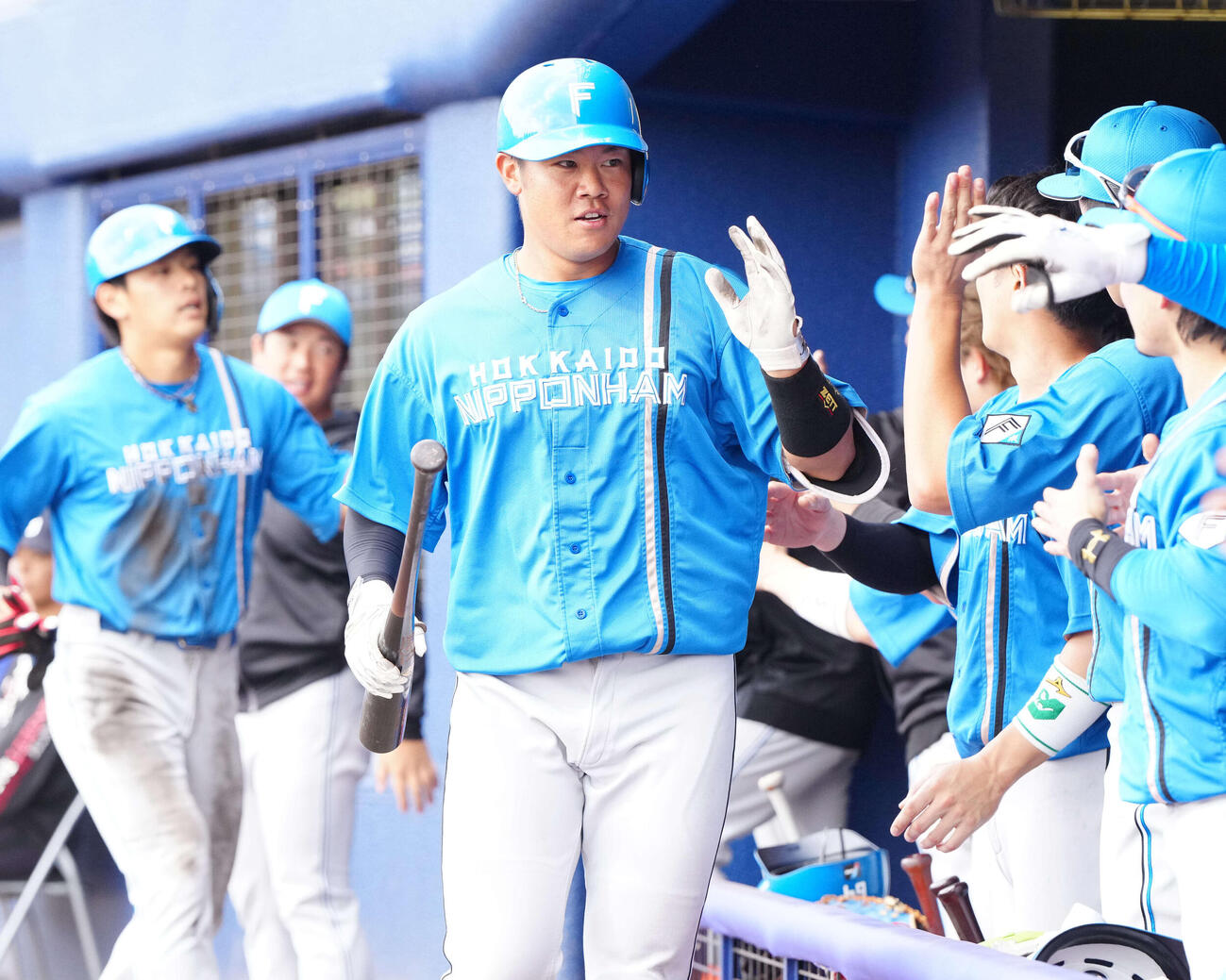 中日対日本ハム　6回表日本ハム2死一塁、2点本塁打を放ちタッチを交わす吉田（中央）（撮影・江口和貴）