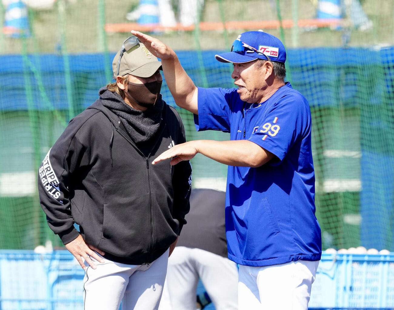 中日対日本ハム　試合前、言葉を交わす中日井上監督（右）と日本ハム新庄監督（撮影・江口和貴）