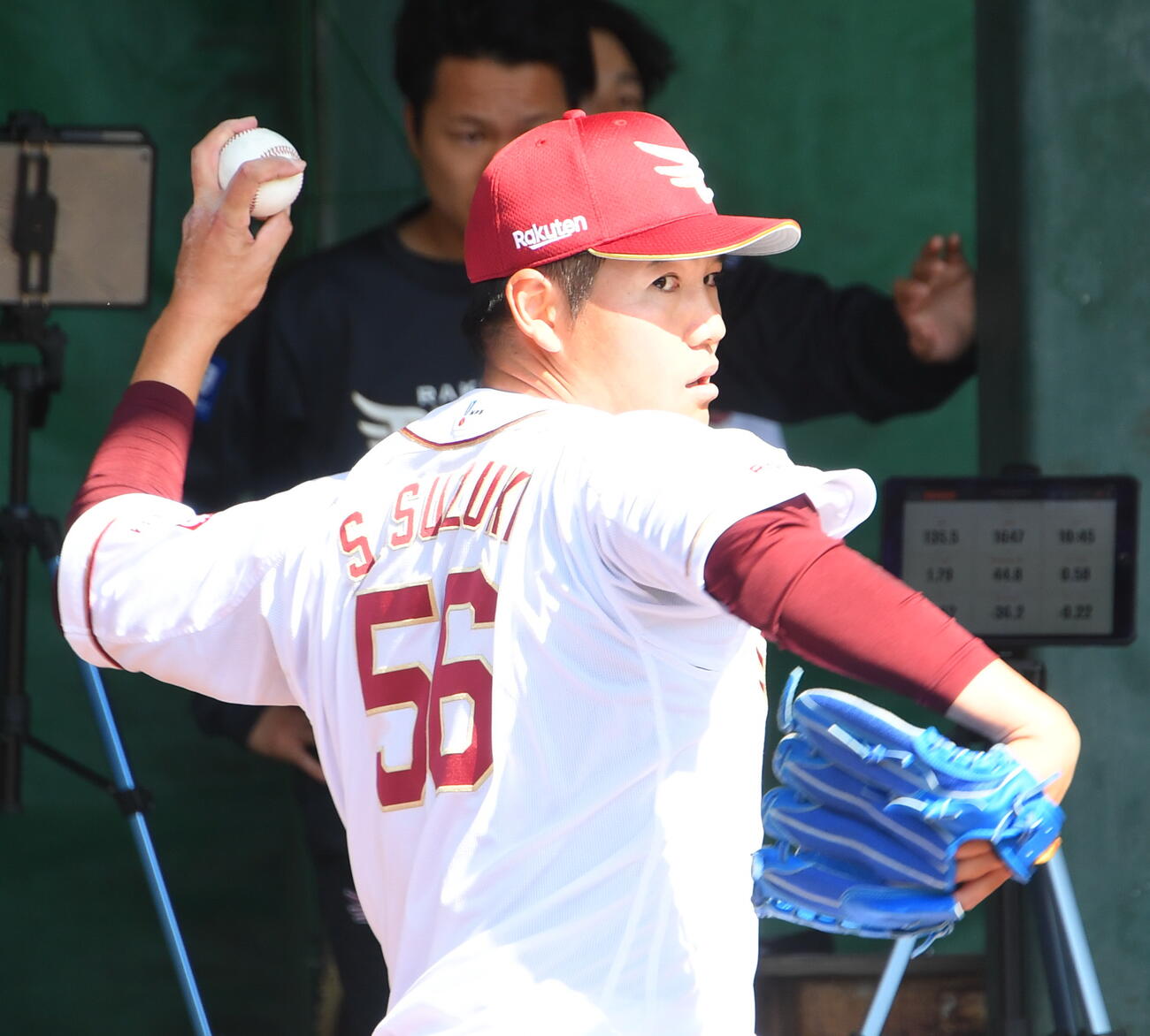 1軍キャンプに合流しブルペンで投げ込む楽天鈴木翔（撮影・山田愛斗）