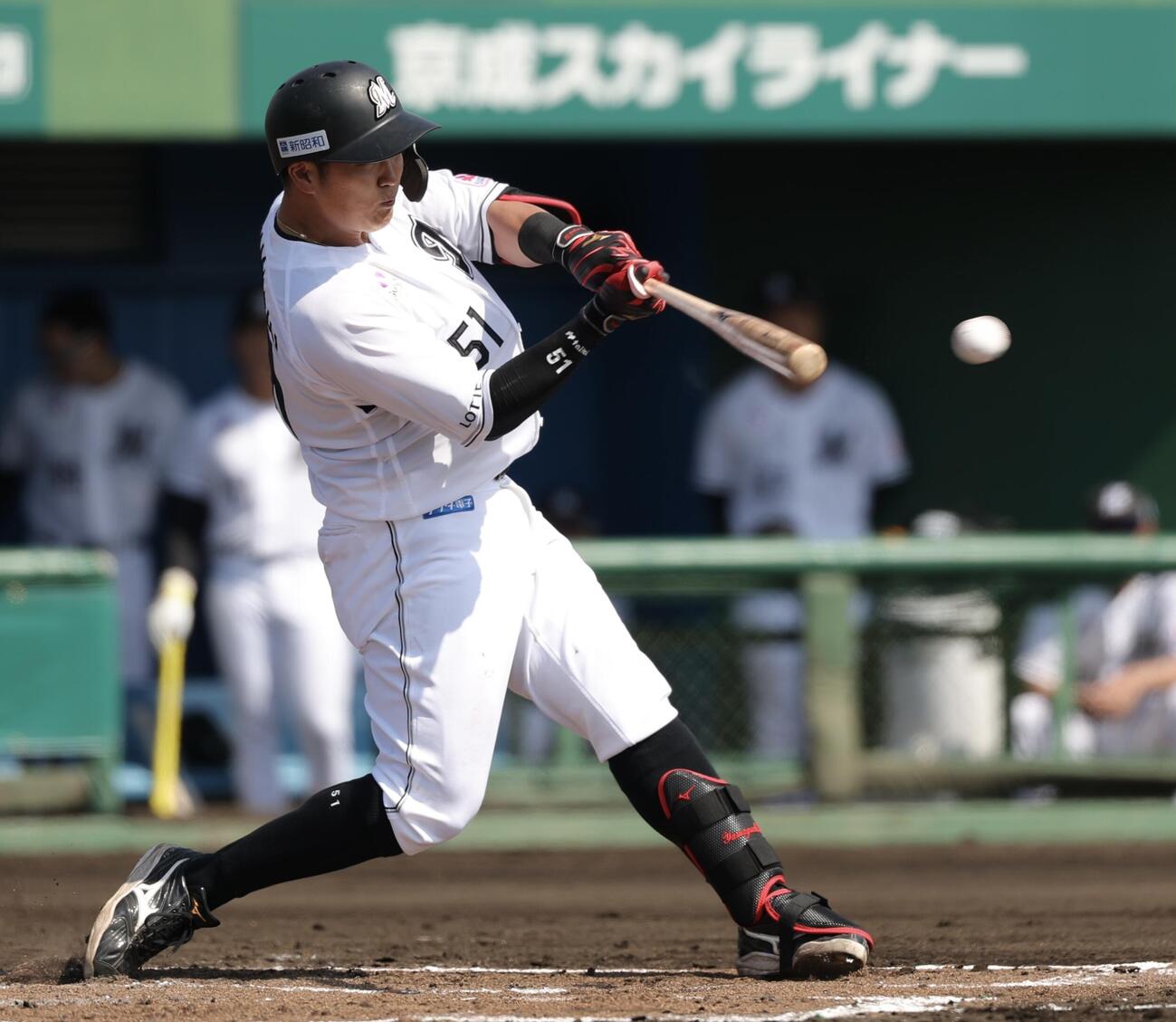 ロッテ対DeNA 2回裏ロッテ無死、左前打を放つ山口（撮影・河田真司）