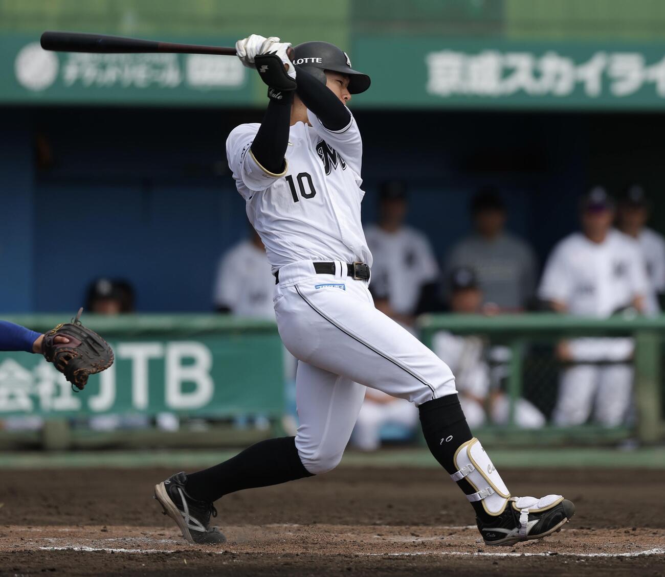 ロッテ対DeNA 4回裏ロッテ1死一、二塁、右前打を放つ上田（撮影・河田真司）