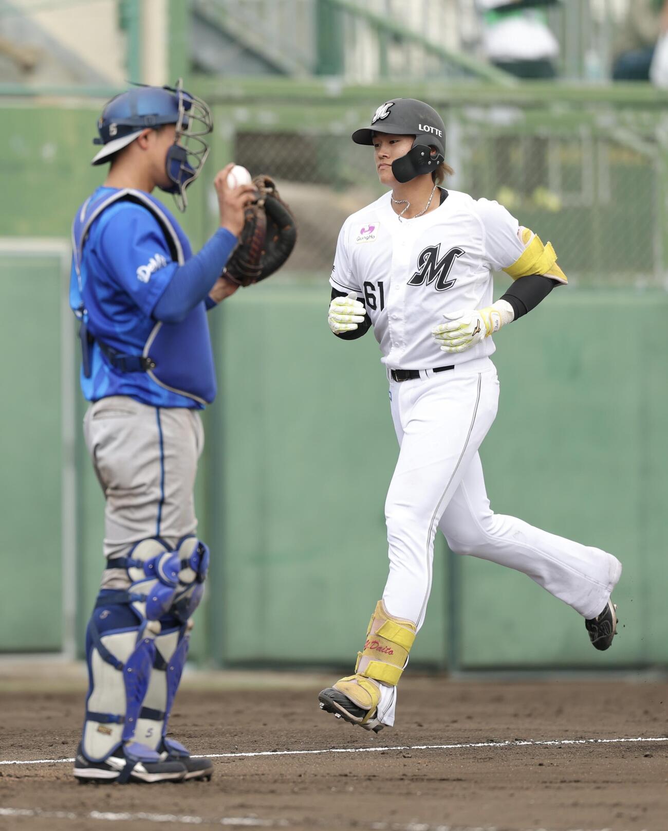 ロッテ対DeNA 6回裏ロッテ1死、左越えソロ本塁打を放ち生還する山本（撮影・河田真司）