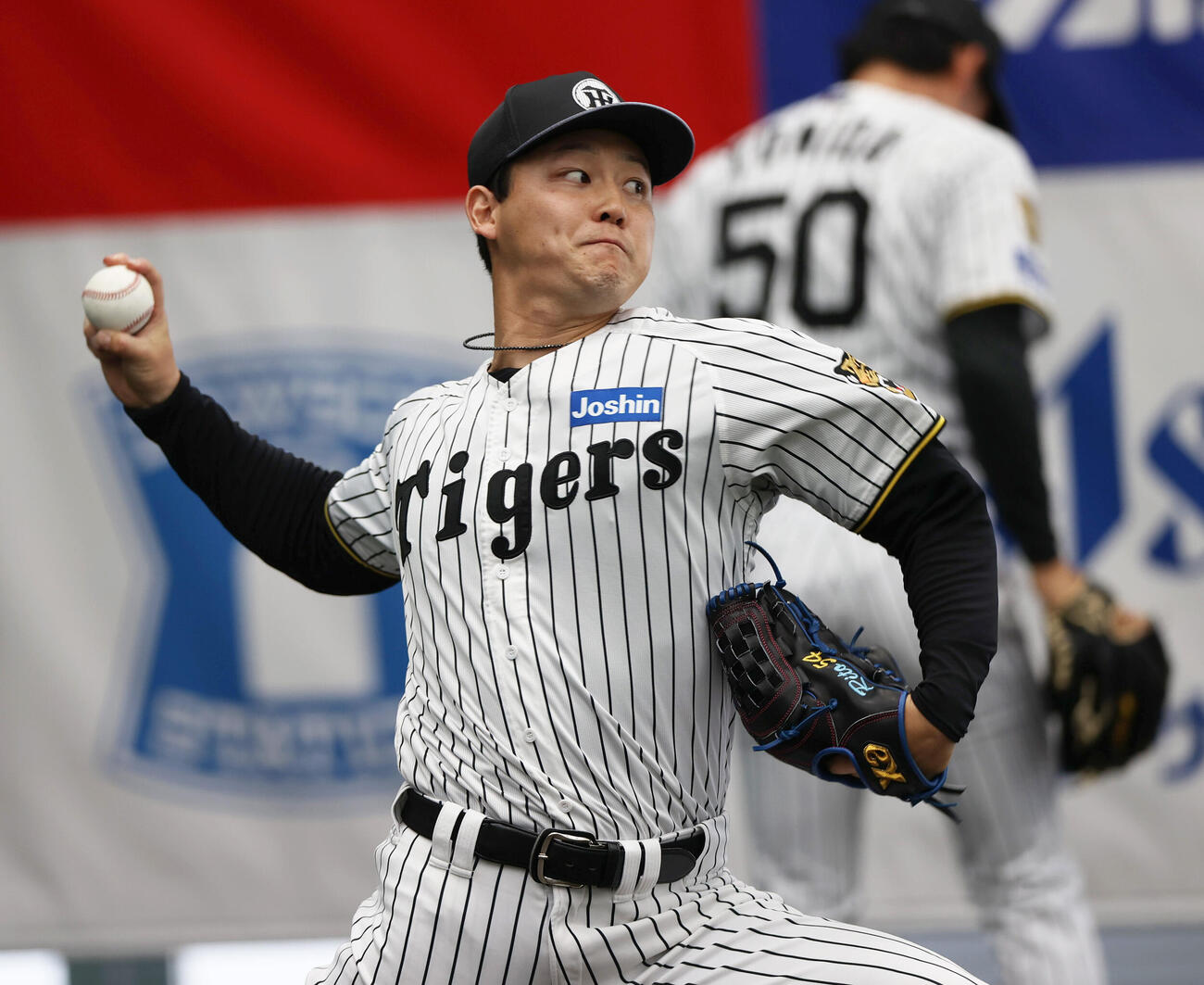 ブルペンで投球する阪神木下（撮影・上山淳一）