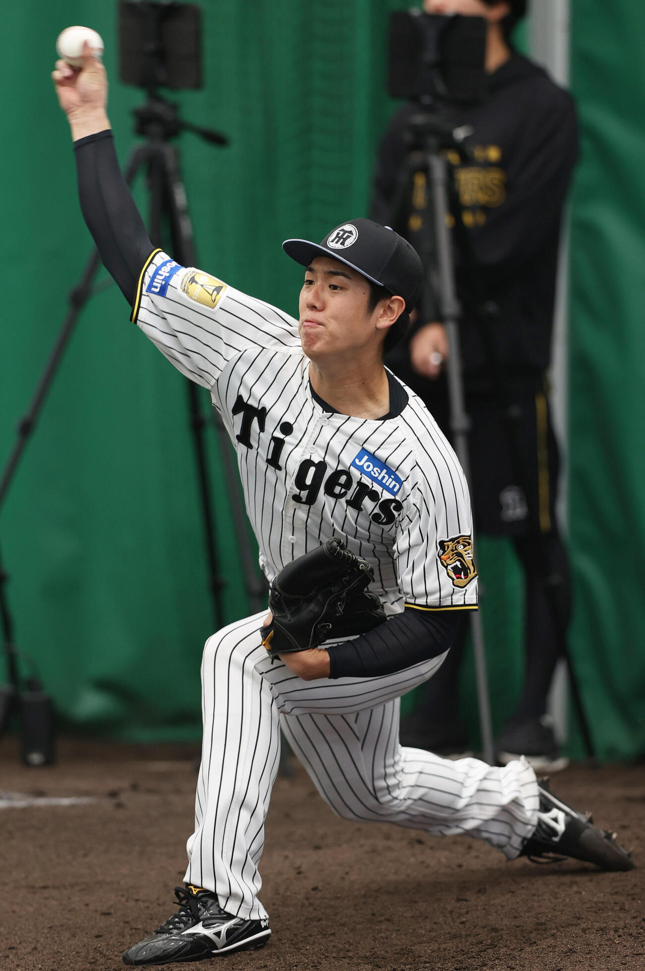 ブルペンで投球する阪神石黒（撮影・上山淳一）