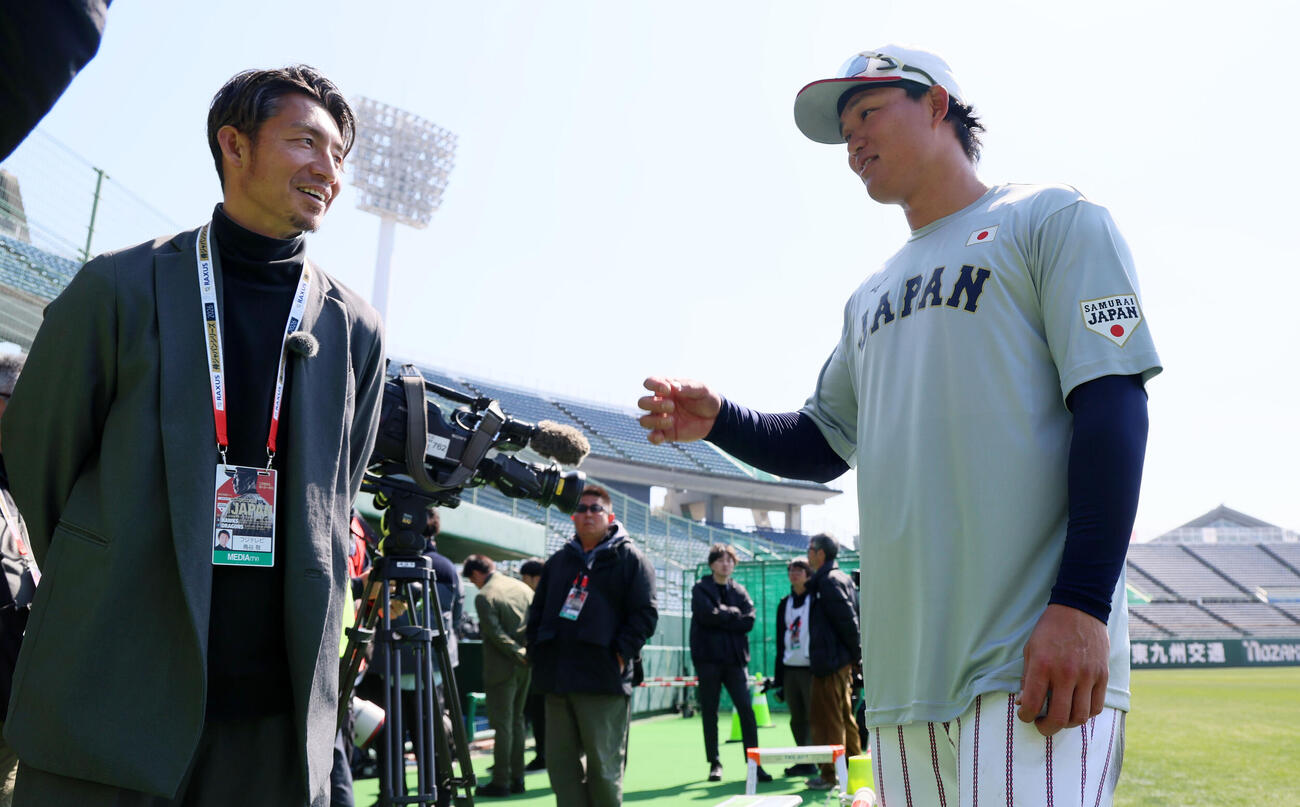 球場を訪れた鳥谷氏（左）と話す侍ジャパン森下（撮影・加藤哉）