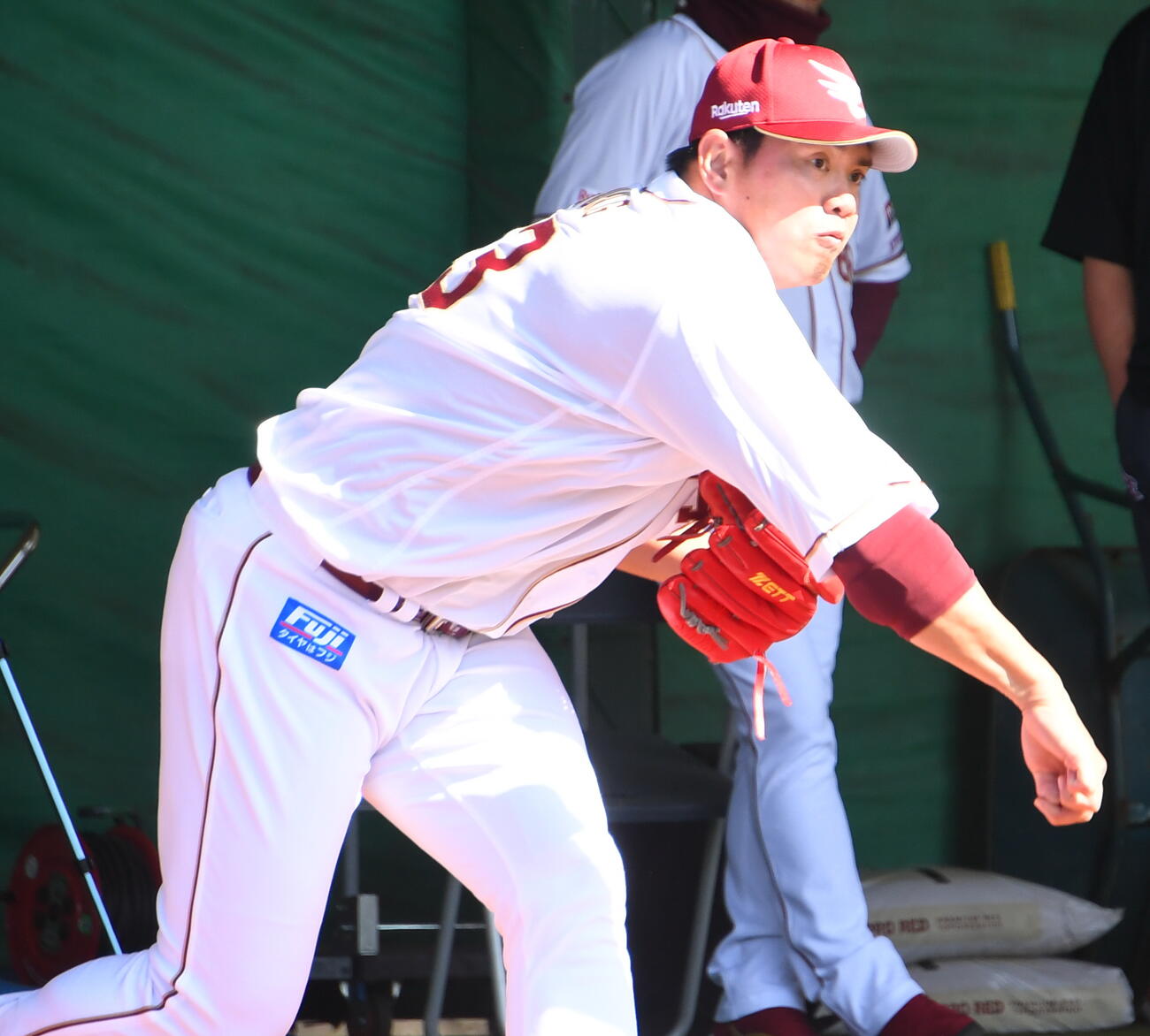 1軍キャンプに合流しブルペンで投げ込む楽天宋家豪（撮影・山田愛斗）