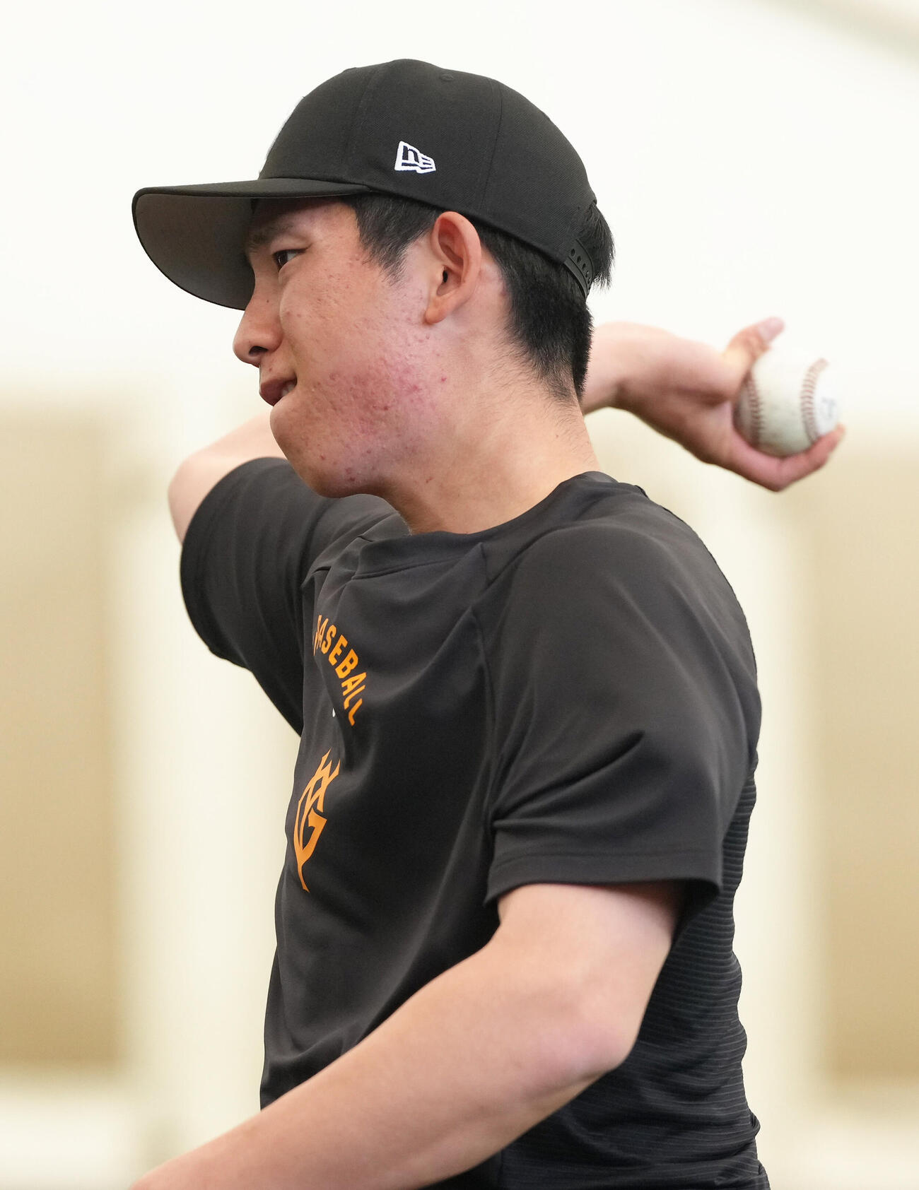 ネットスローで調整する巨人戸郷（撮影・足立雅史）