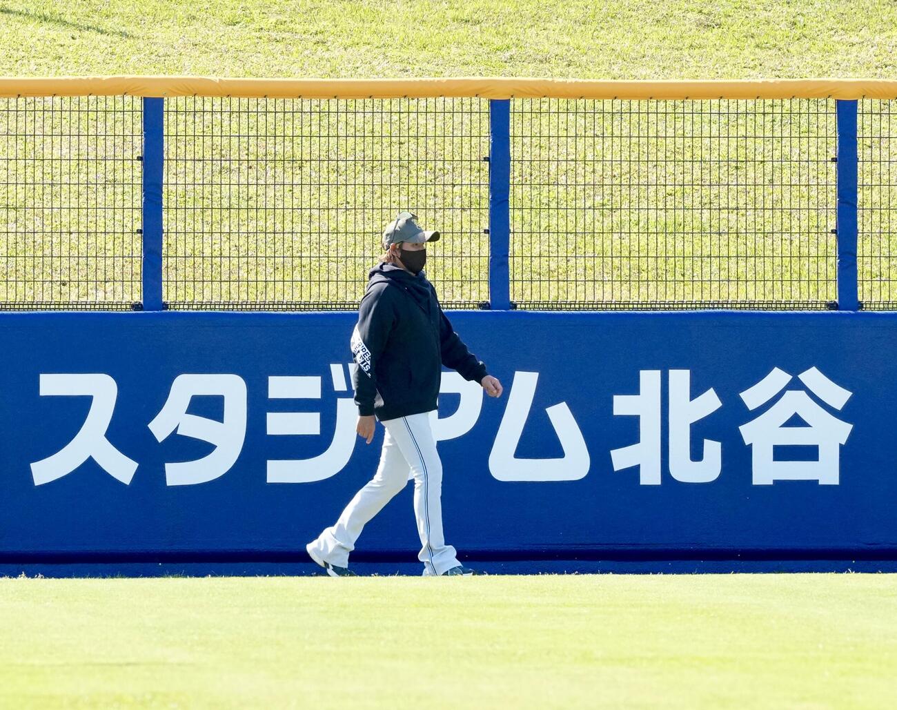 中日対日本ハム　試合前、Agreスタジアム北谷の外野フェンスをチェックする日本ハム新庄監督（撮影・江口和貴）