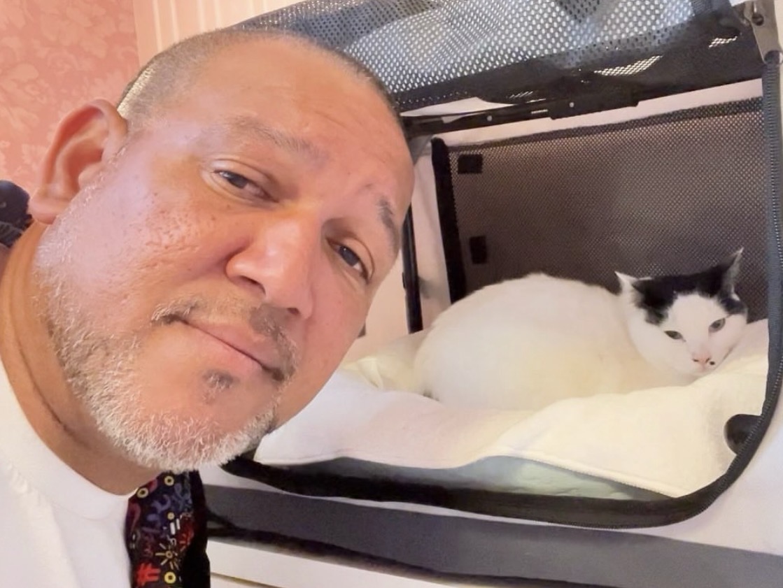 オスの保護猫モンローと写真に納まるアレックス・ラミレス氏（日本テレビ系「嗚呼！！みんなの動物園番組公式インスタグラムより）