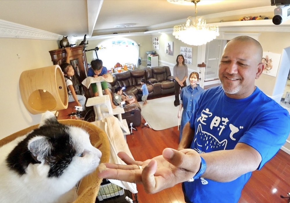 オスの保護猫モンローを世話するアレックス・ラミレス氏（日本テレビ系「嗚呼！！みんなの動物園」番組公式インスタグラムより）