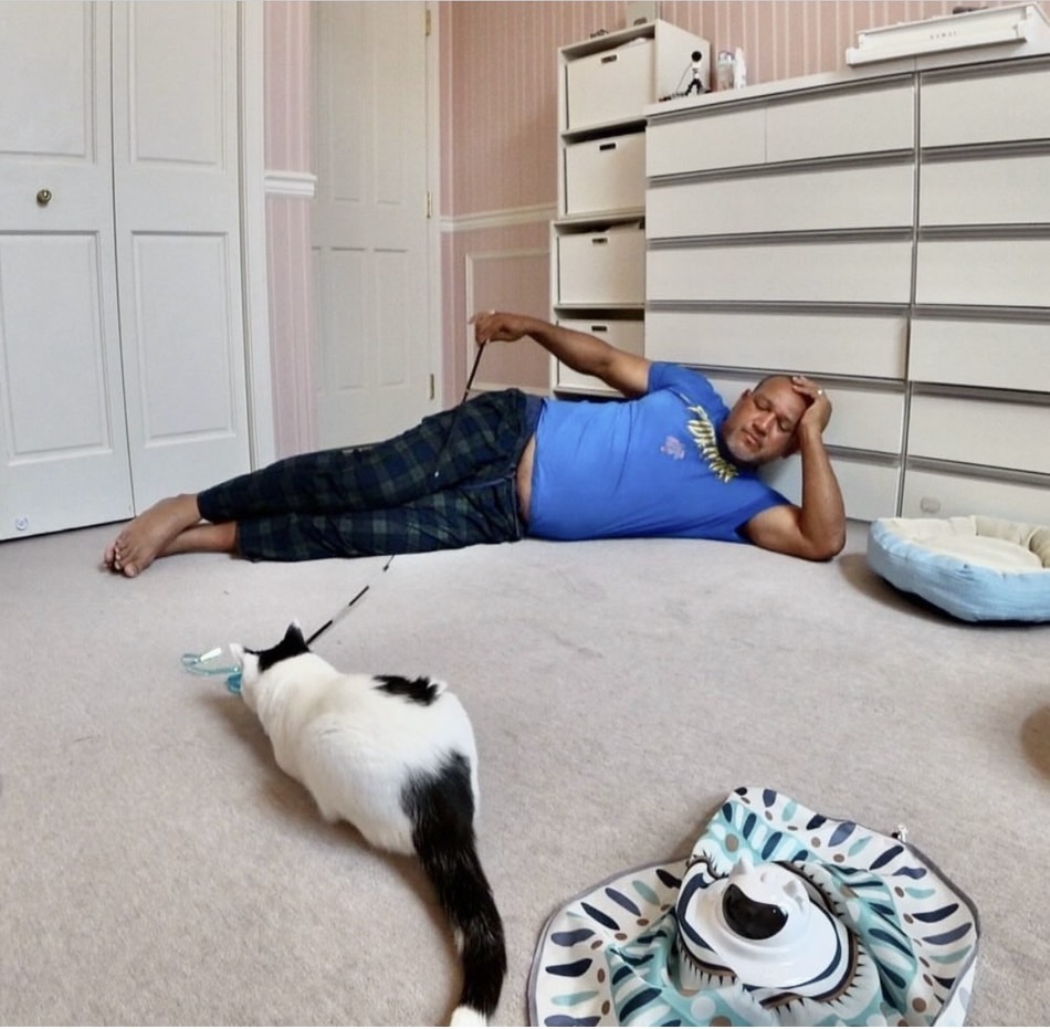オスの保護ね猫モンローと写真に納まるアレックス・ラミレス氏（日本テレビ系「嗚呼！！みんなの動物園」番組公式インスタグラムより）