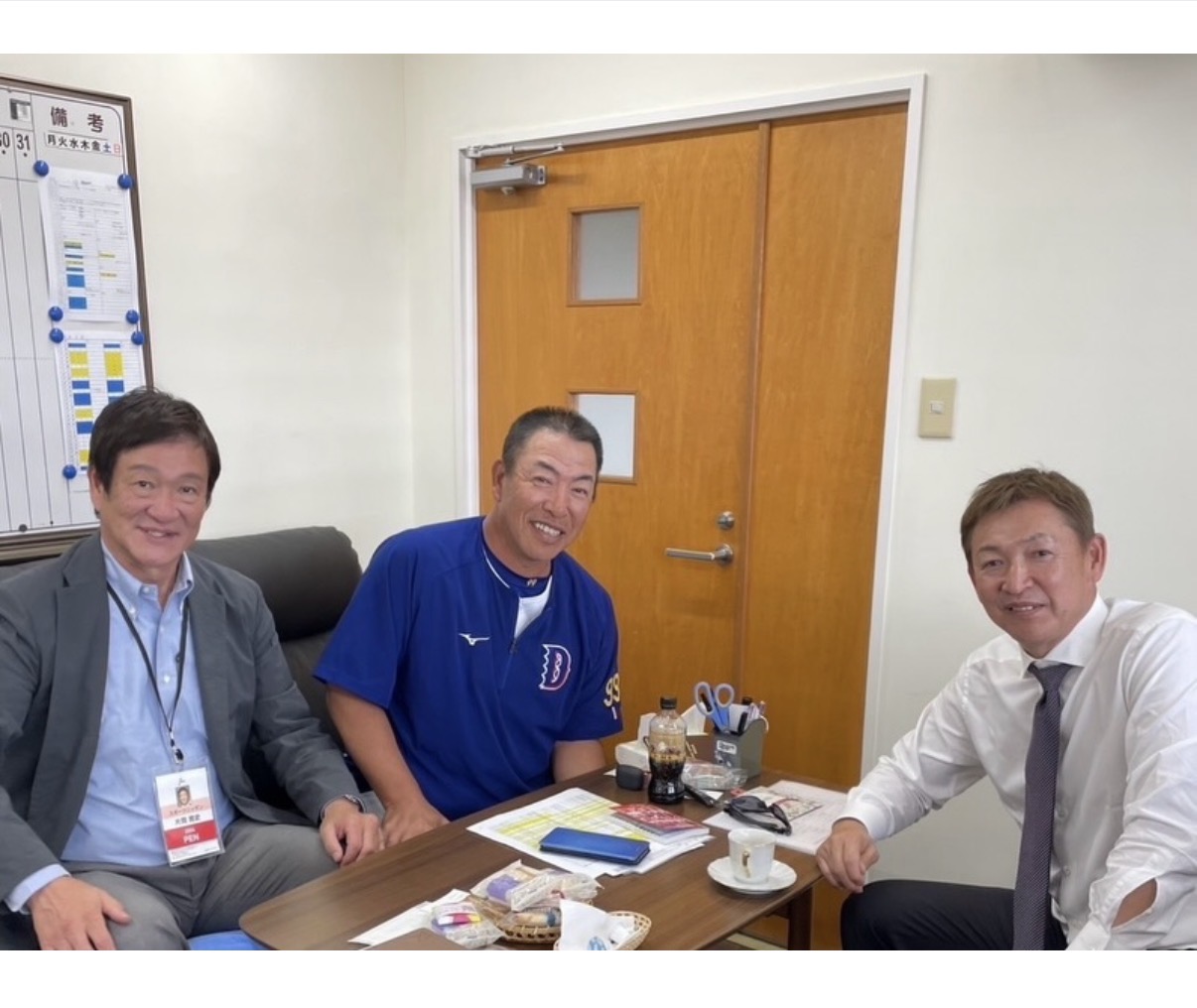 中日の井上一樹監督、立浪和義前監督と写真に納まる片岡篤史氏（片岡氏のインスタグラムから）