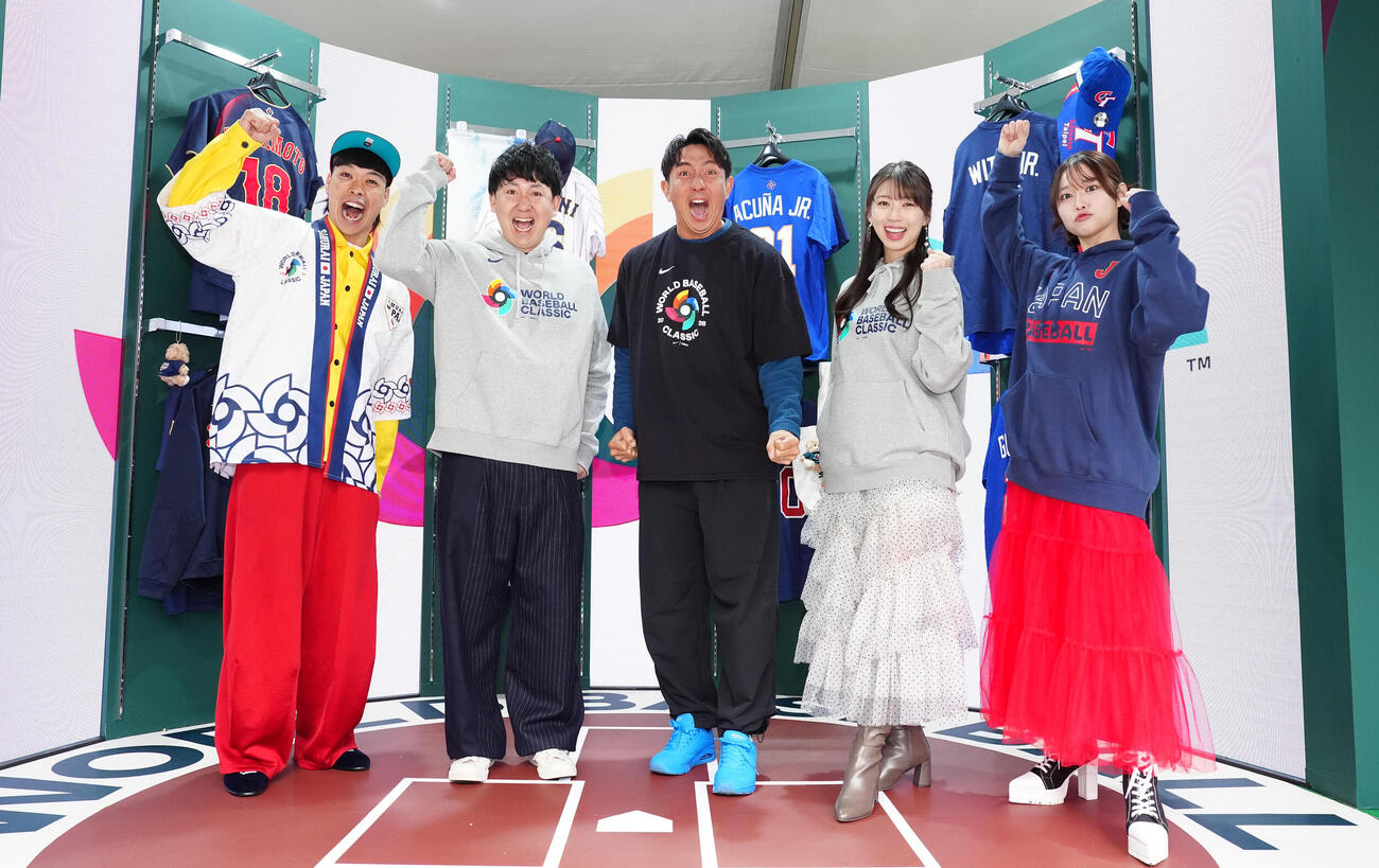 「2026WORLD BASEBALL CLASSICTM OFFICIAL STORE－MIYASHITA PARK－オープニングイベント」のフォトセッションでポーズを取る、左からバッテリィズのエース、寺家、BC栃木の川崎宗則、牧野真莉愛、森山未唯（撮影・鈴木みどり）