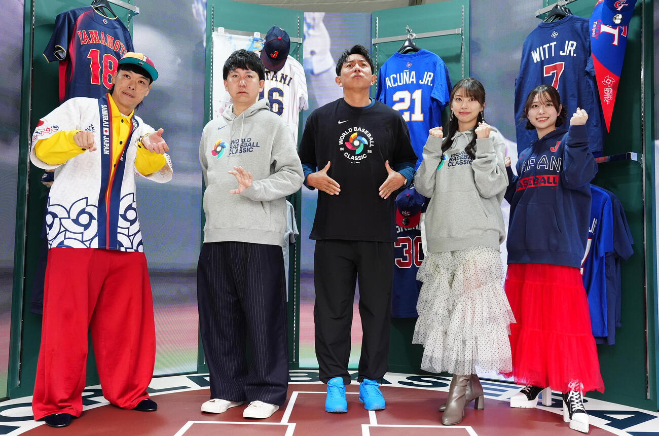 「2026WORLD BASEBALL CLASSICTM OFFICIAL STORE－MIYASHITA PARK－オープニングイベント」のフォトセッションでポーズを取る、左からバッテリィズのエース、寺家、BC栃木の川崎宗則、牧野真莉愛、森山未唯（撮影・鈴木みどり）