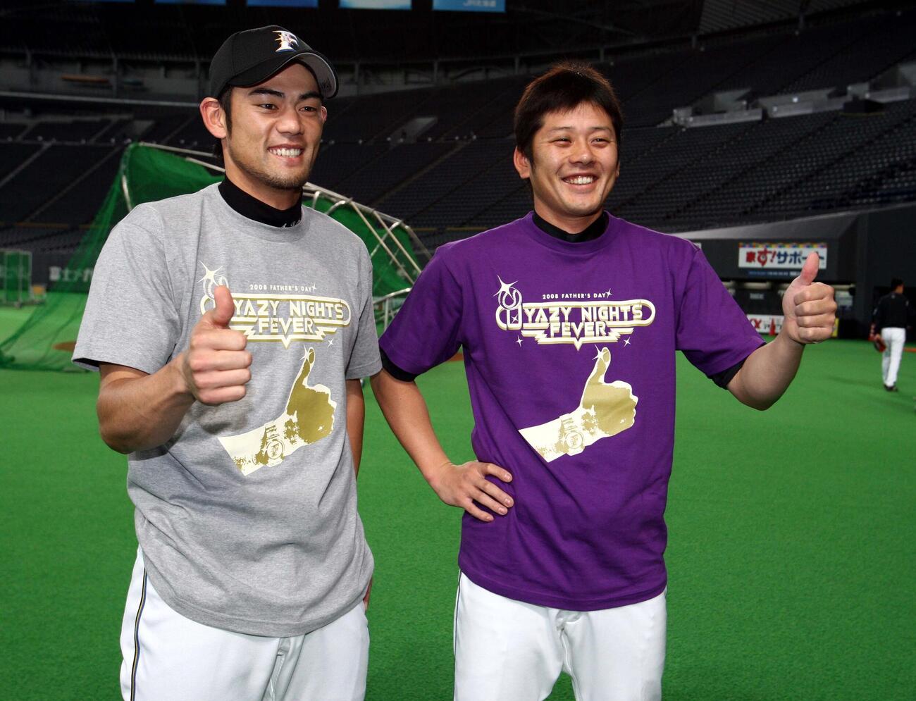 Tシャツ形チケットを着て「グ〜」ポーズする飯山（左）と稲田（08年6月撮影）
