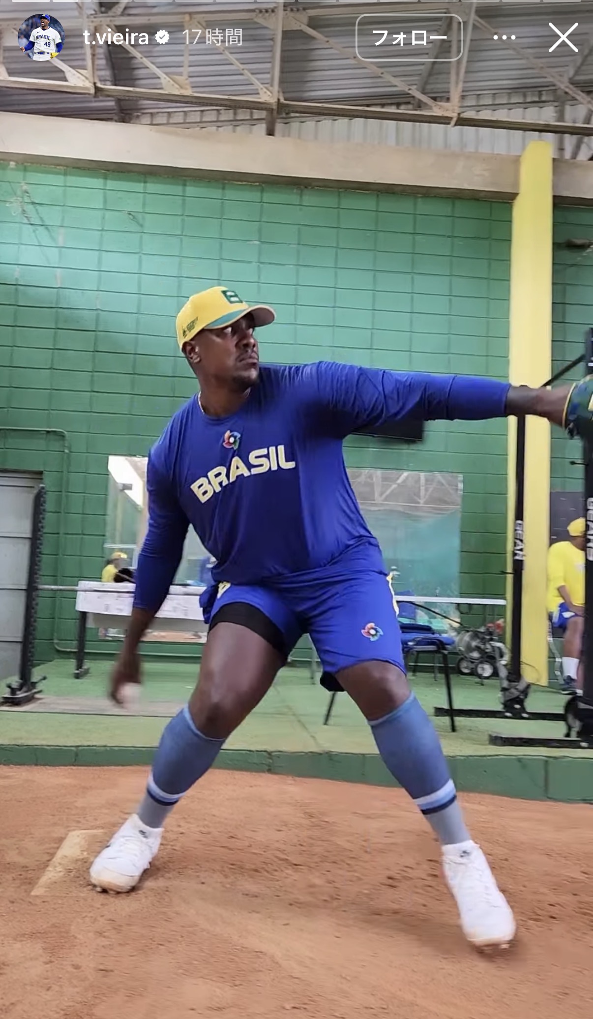ブルペンで投球練習を行う、WBCブラジル代表のビエイラ（ビエイラのインスタグラムより）
