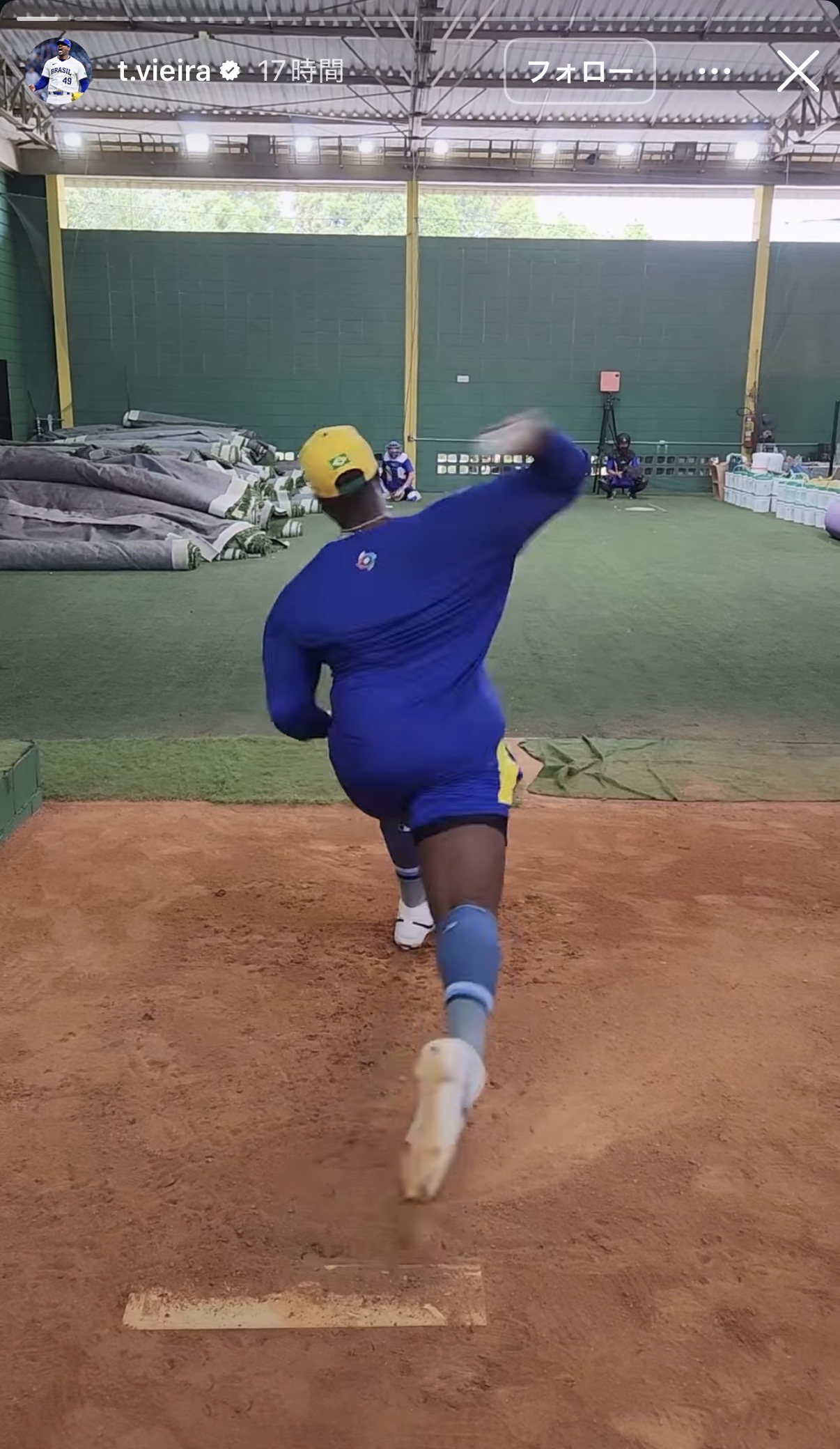 ブルペンで投球練習を行う、WBCブラジル代表のビエイラ（ビエイラのインスタグラムより）
