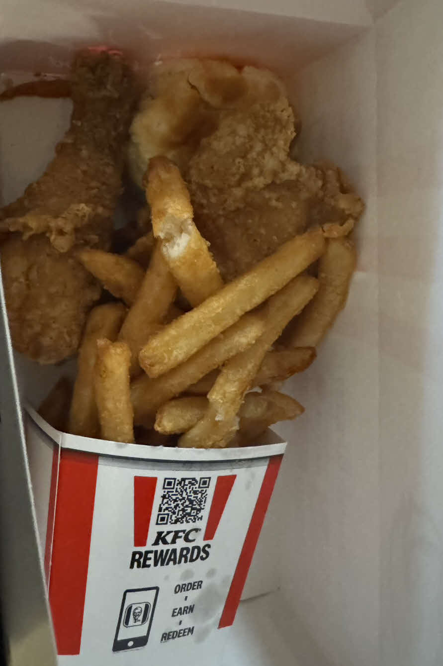 乗り継ぎをしたロサンゼルス国際空港で食べたケンタッキーフライドチキン
