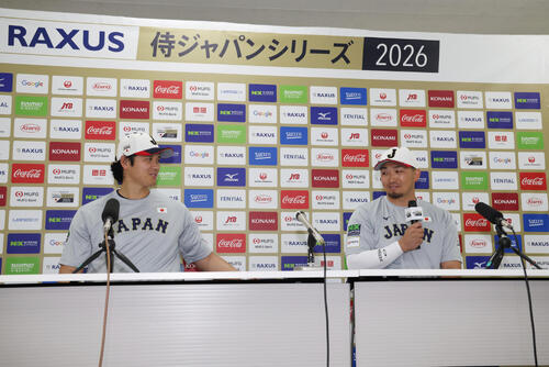 練習を終え会見する大谷（左）と鈴木