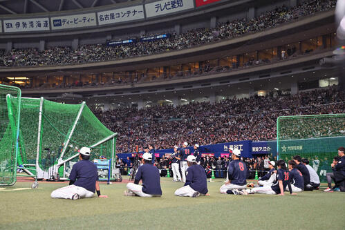 中日対日本　試合前練習でチームメートに見守られフリー打撃する大谷（撮影・滝沢徹郎）