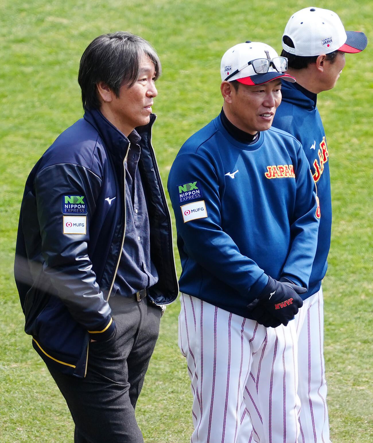 言葉を交わす松井氏（左）と井端監督（撮影・垰建太）