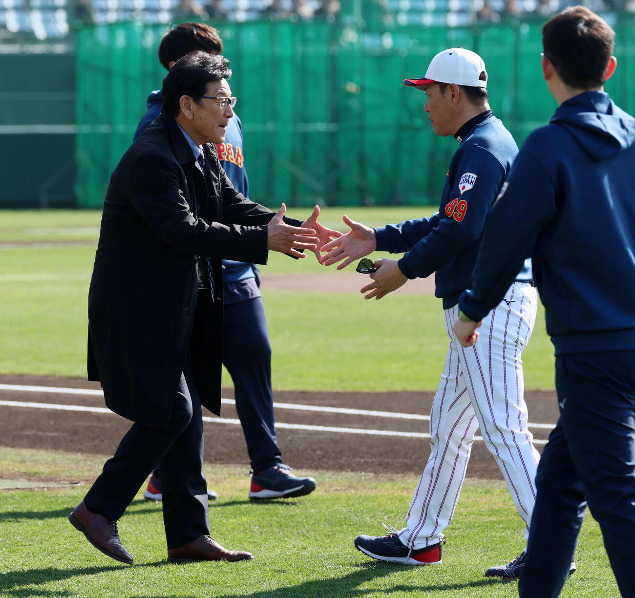 侍ジャパン前監督の栗山氏（左）と握手する井端監督（撮影・加藤哉）
