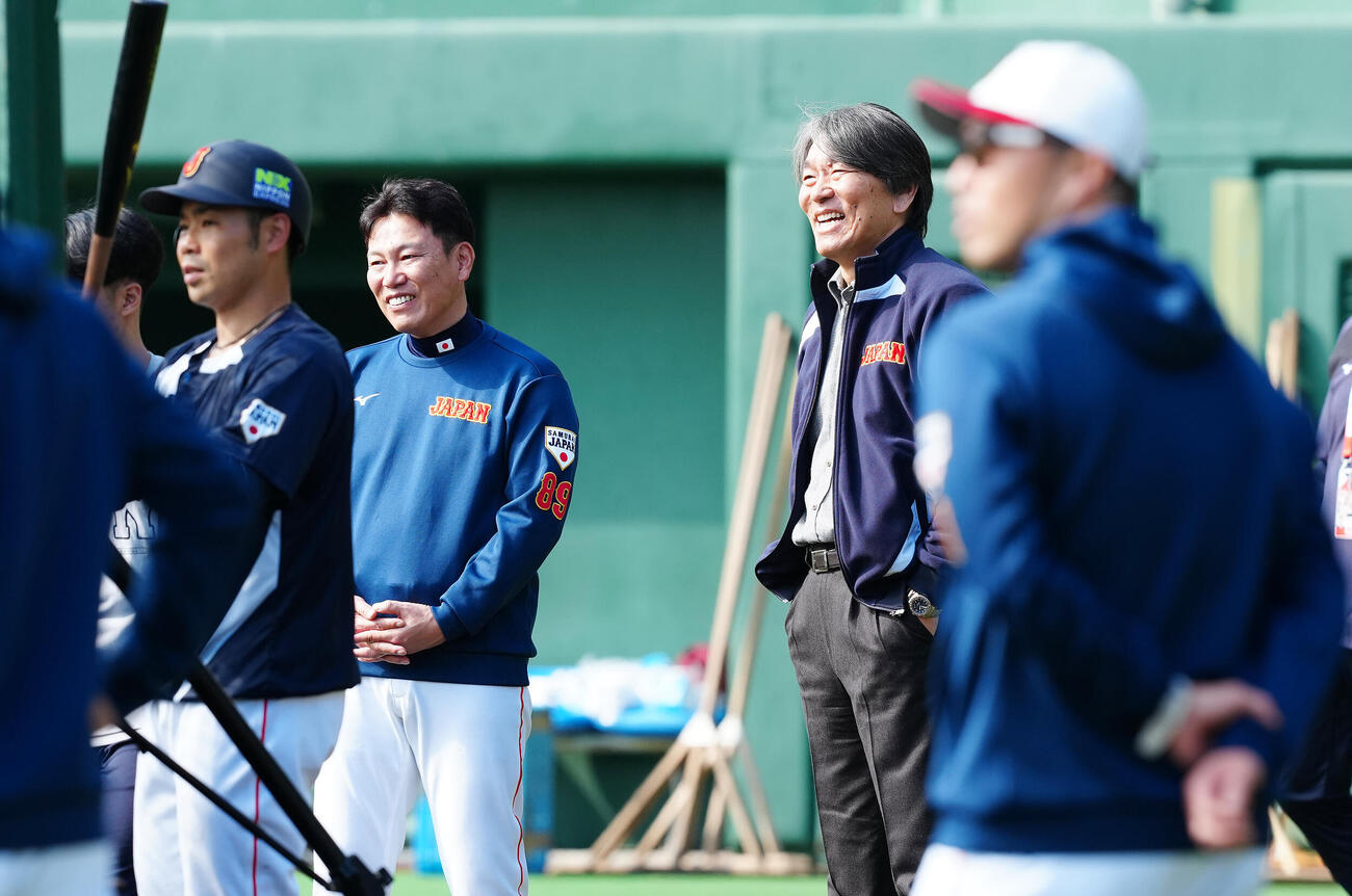 笑顔で打撃練習を見つめる松井氏（中央右）と井端監督（同左）（撮影・垰建太）