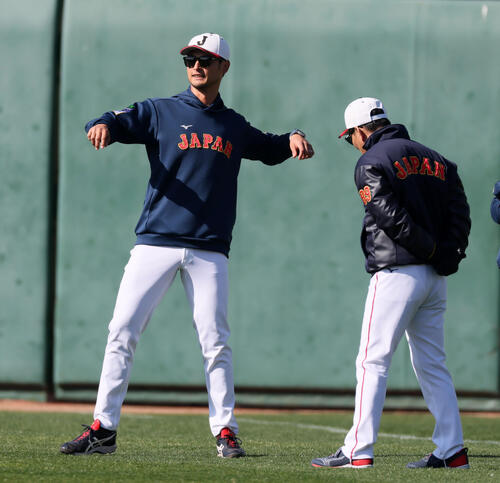 侍ジャパンWBC宮崎強化合宿第2クール2日目：ウオーミングアップ中、シャドーピッチングの形で身体を動かす侍ジャパンアドバイザーのダルビッシュ有(左）。右は井端弘和監督（撮影・加藤哉）
