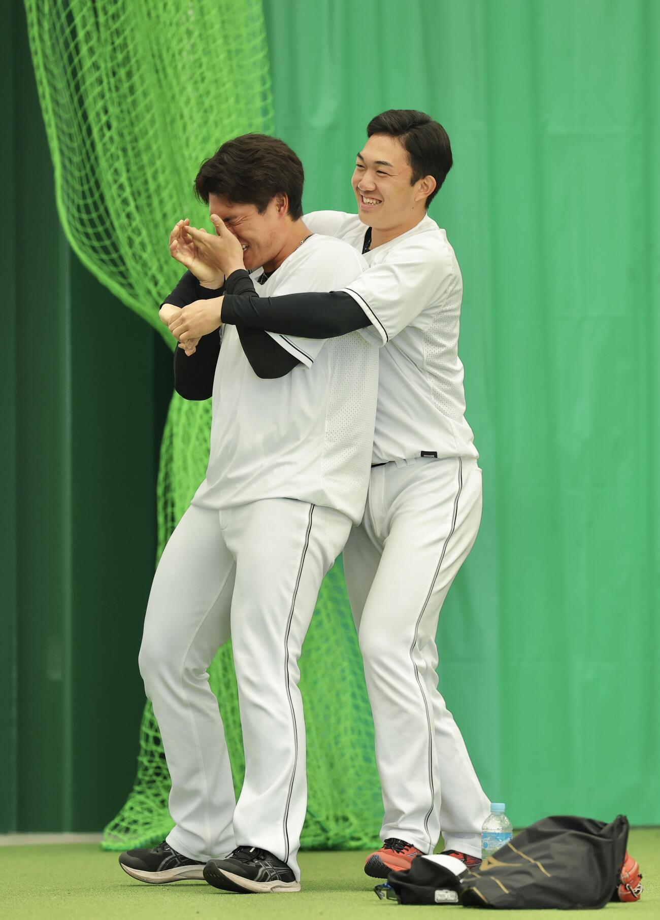 ブルペンで笑顔を見せるロッテ大聖（左）と石垣（撮影・河田真司）