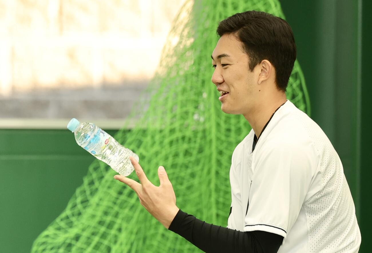 ブルペンで笑顔を見せるロッテ石垣（撮影・河田真司）
